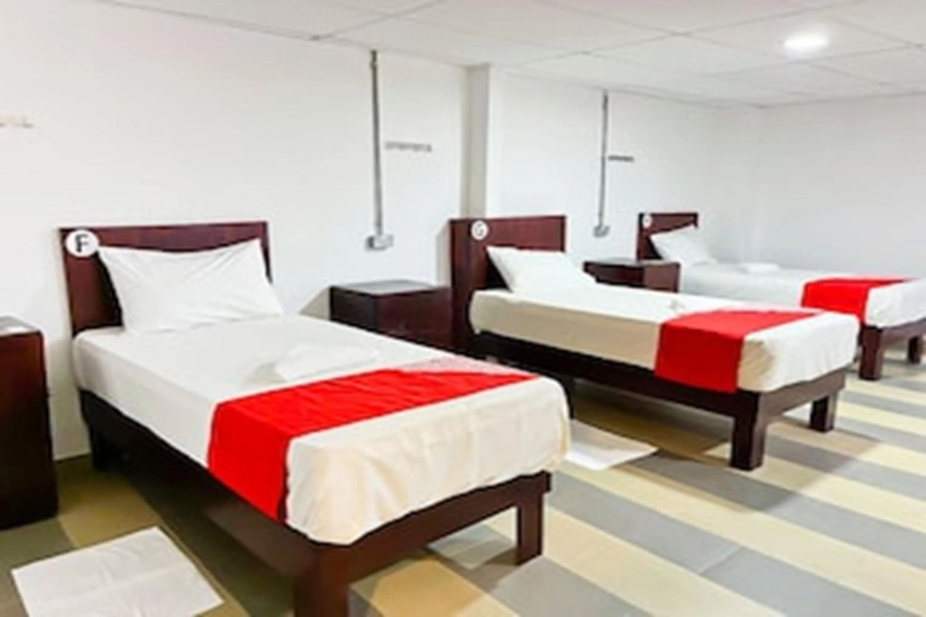 Photo of the whole room, Bed in Super OYO 90572 J Hotel Masjid India