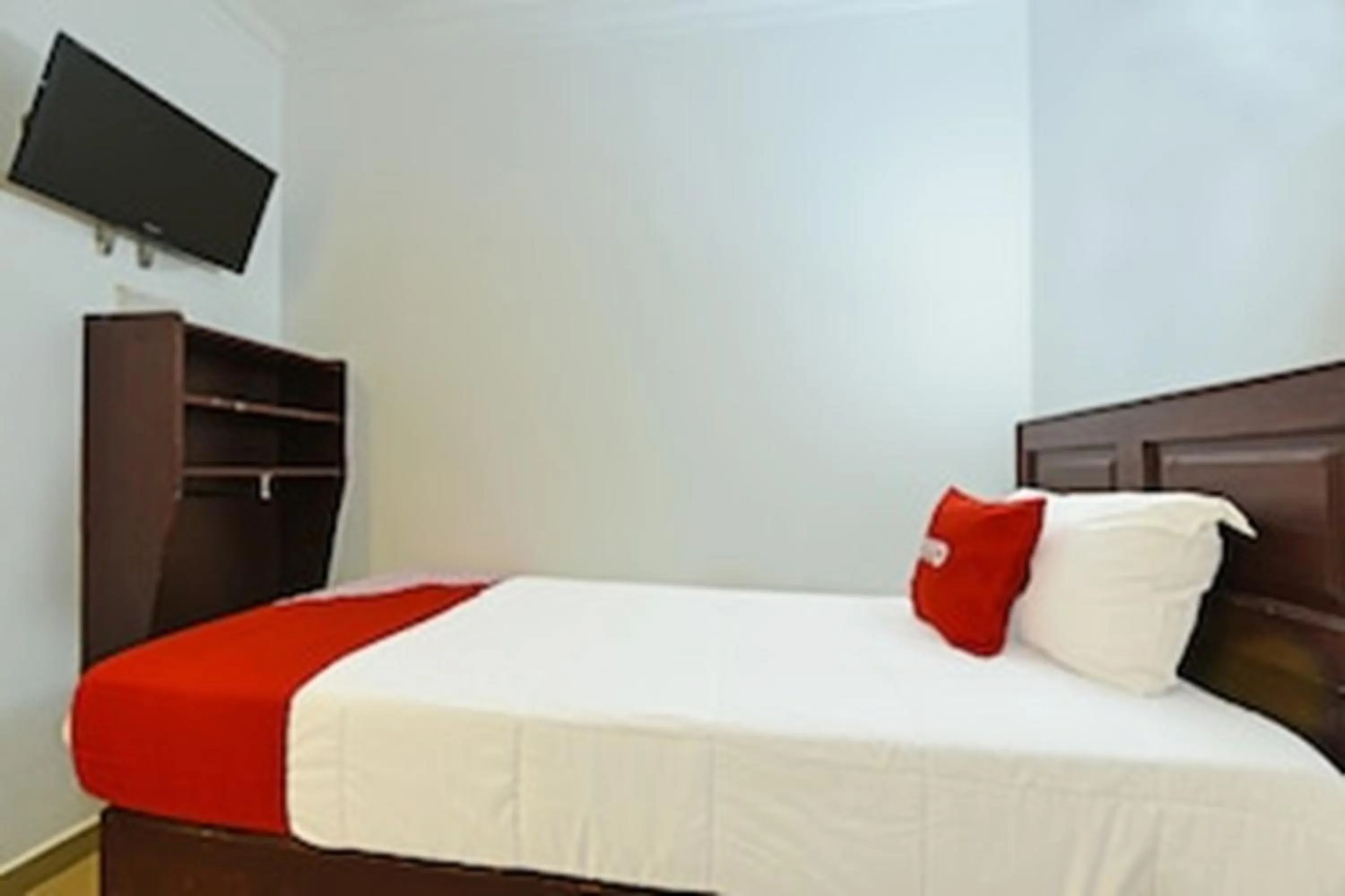 Photo of the whole room, Bed in Super OYO 90572 J Hotel Masjid India