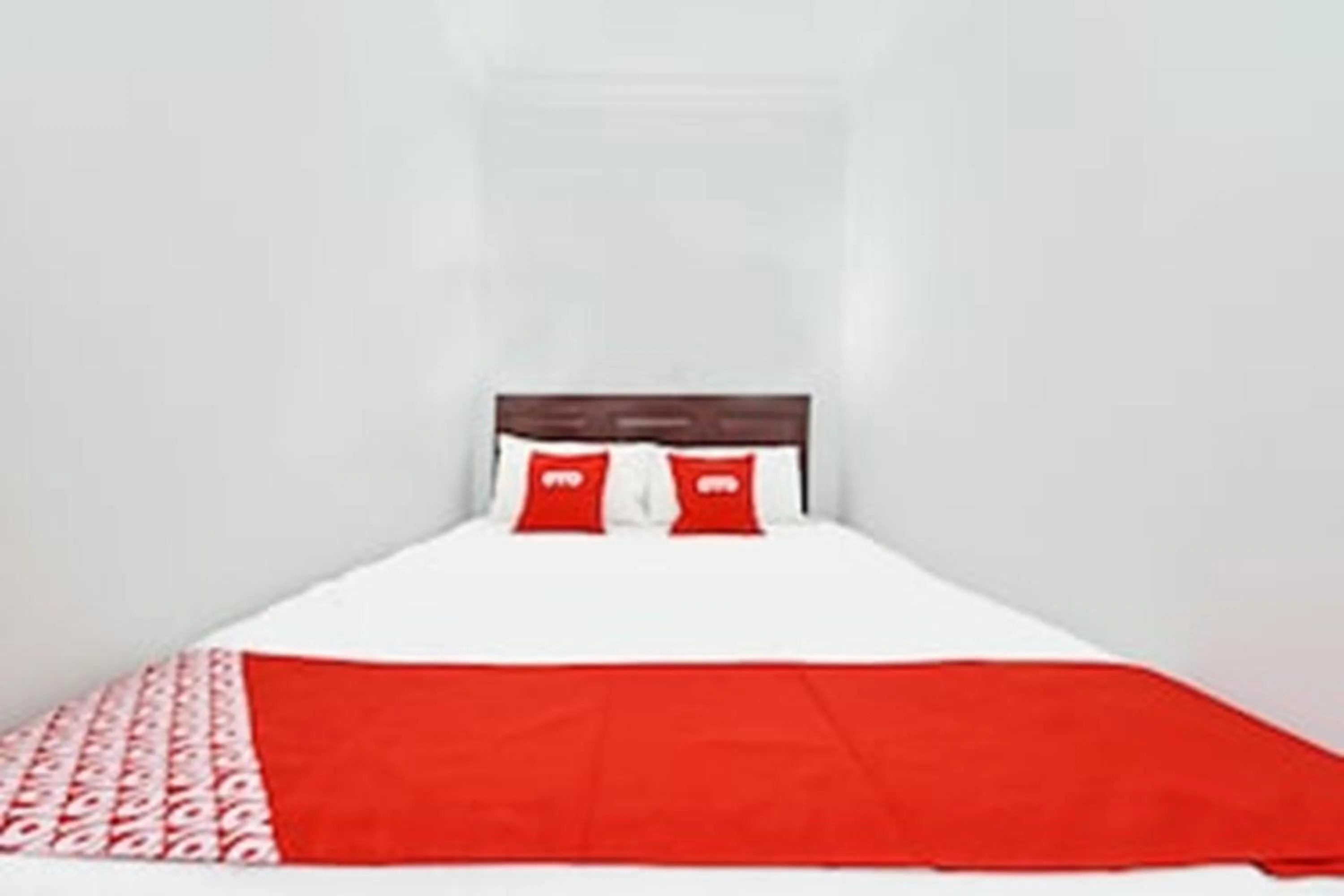 Photo of the whole room, Bed in Super OYO 90572 J Hotel Masjid India