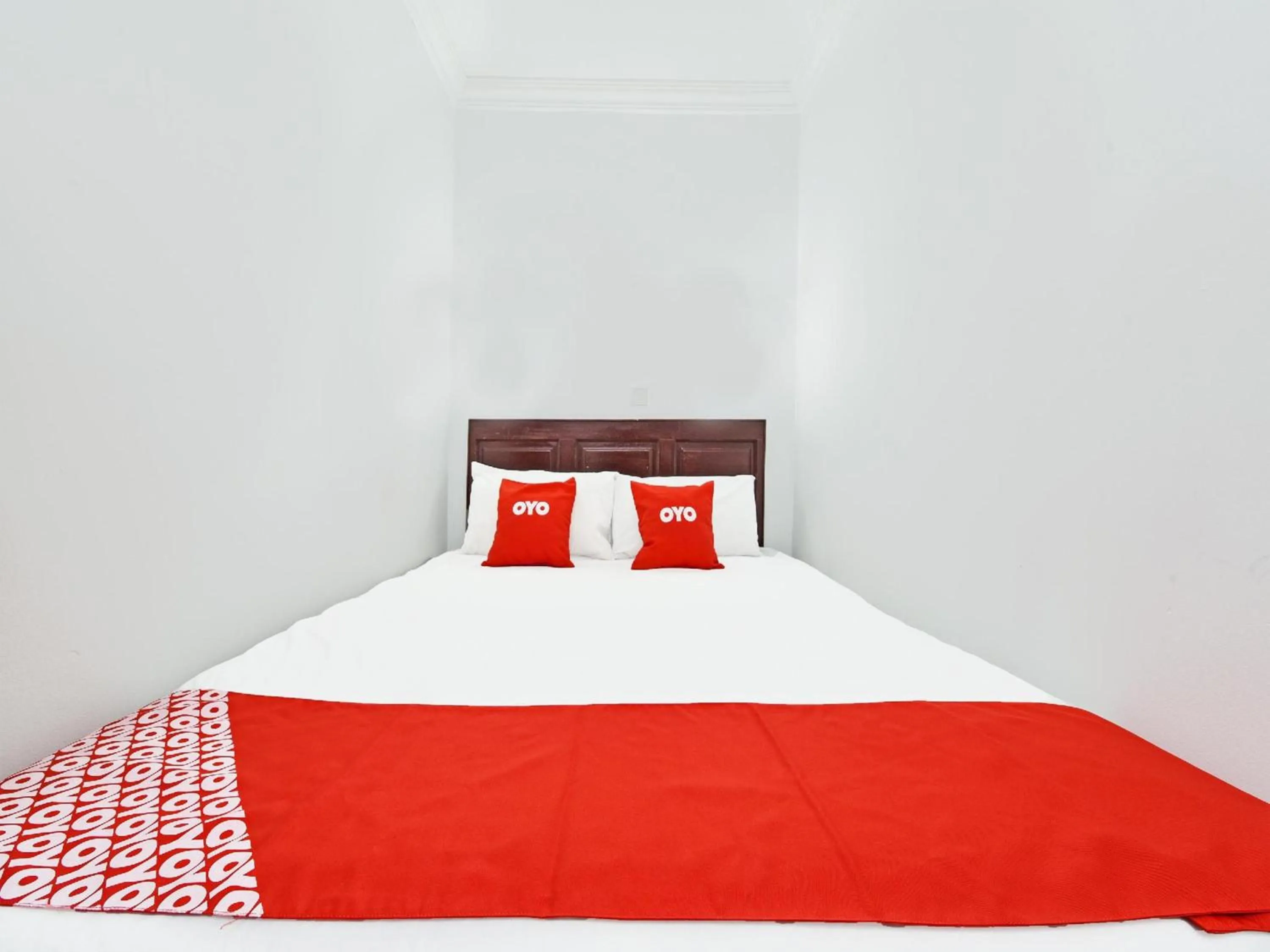 Photo of the whole room, Bed in Super OYO 90572 J Hotel Masjid India