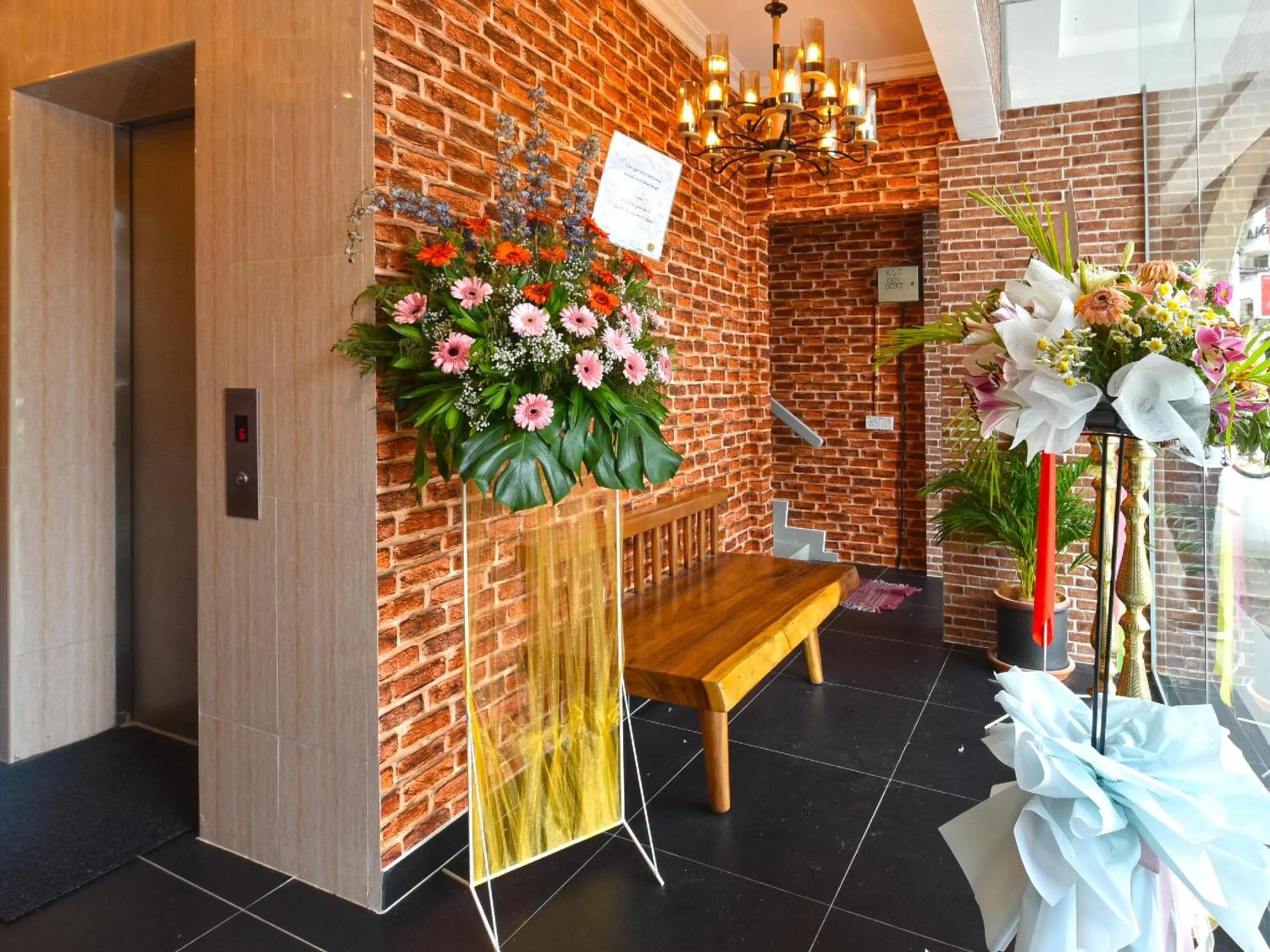 Lobby or reception in Super OYO 90572 J Hotel Masjid India