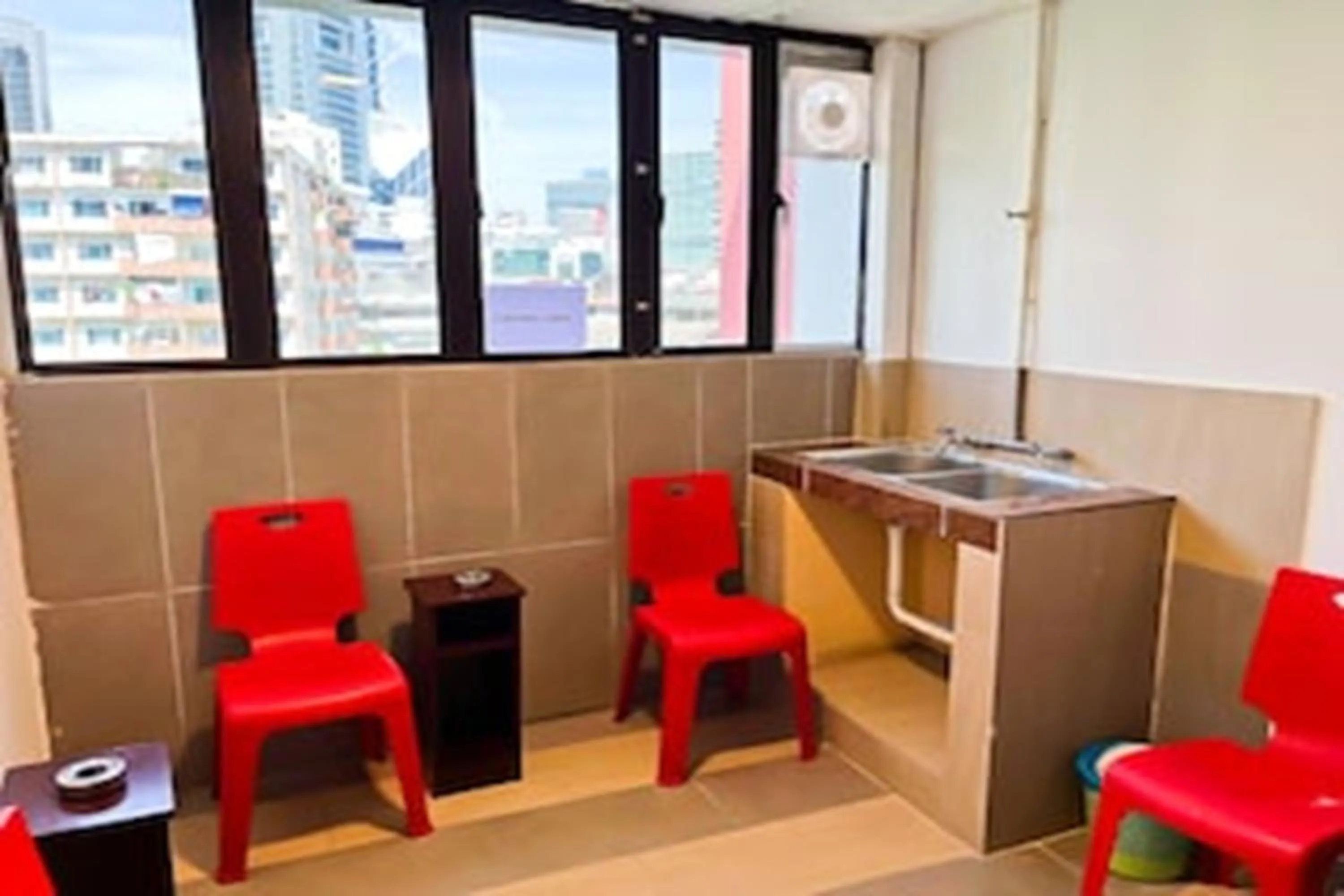 Kitchen or kitchenette in Super OYO 90572 J Hotel Masjid India