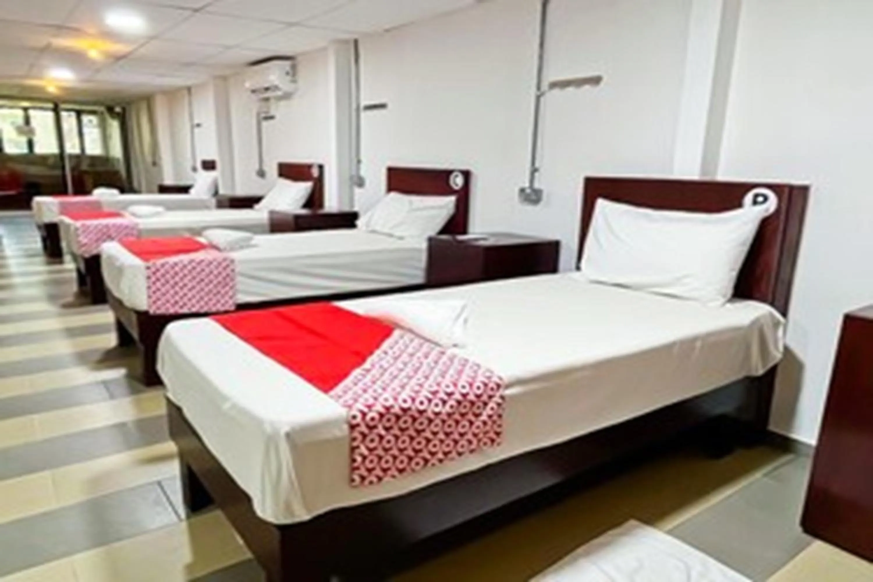 Photo of the whole room, Bed in Super OYO 90572 J Hotel Masjid India