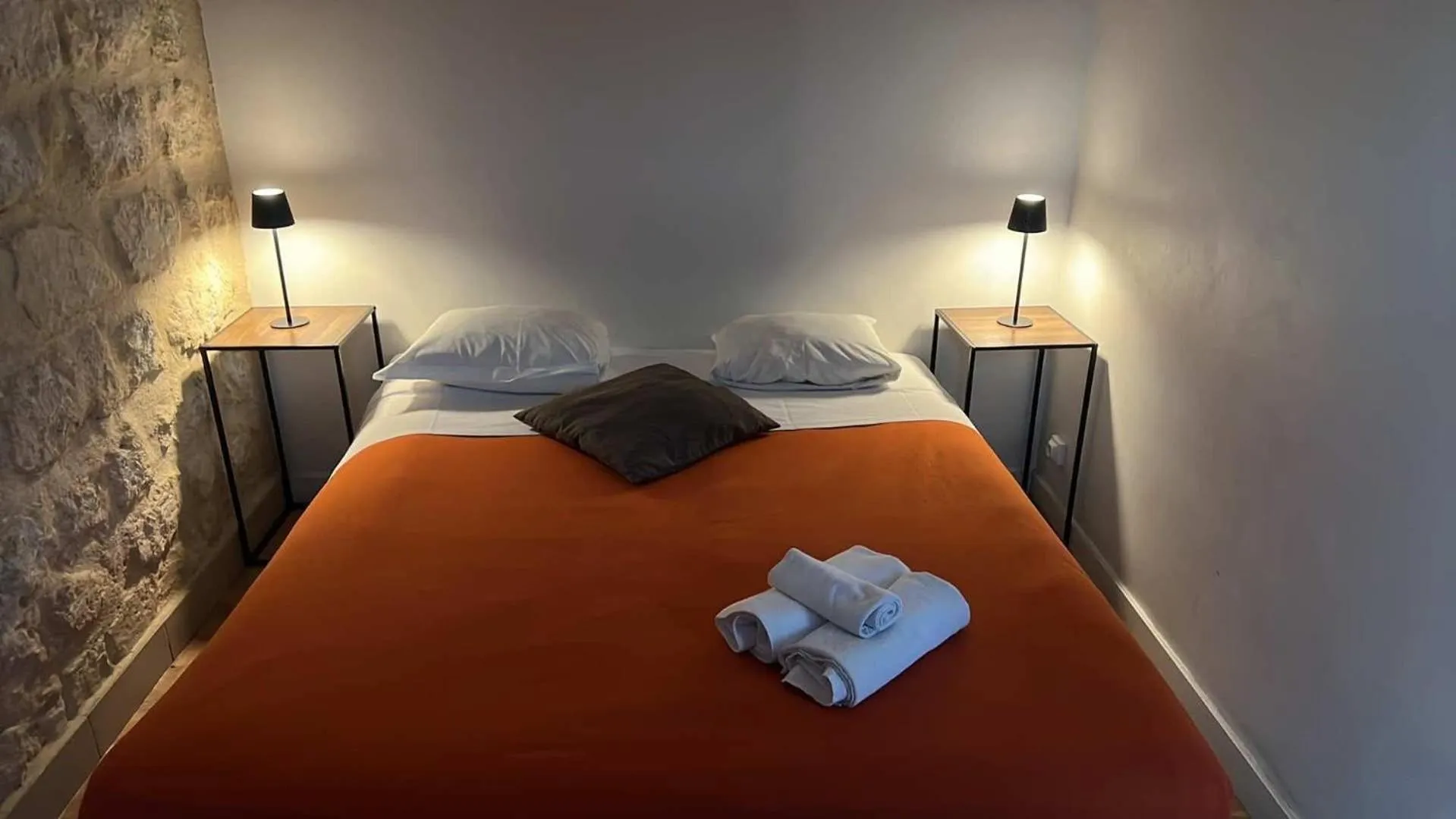 Bed in Le Montclair Montmartre by River