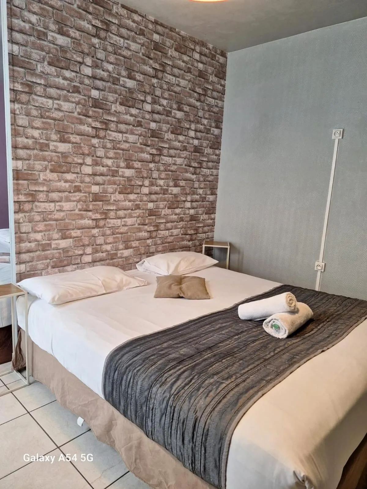 Bed in Le Montclair Montmartre by River