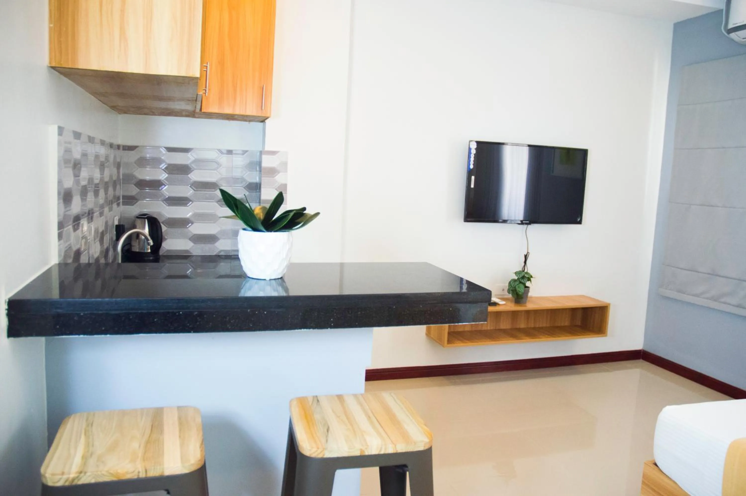 TV and multimedia in ELTI SUITES By Bluebookers