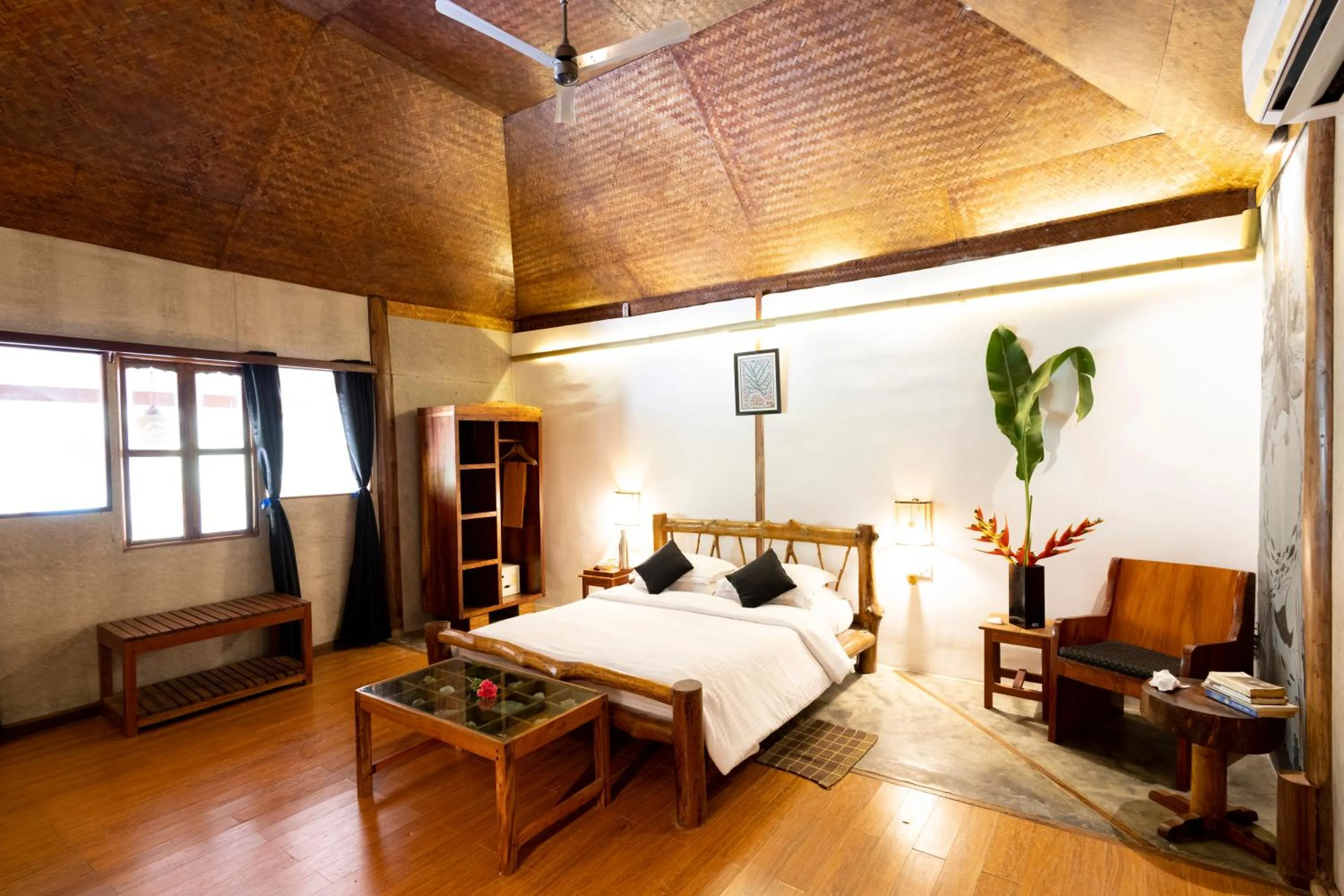 Bedroom, Bed in Wild Orchid