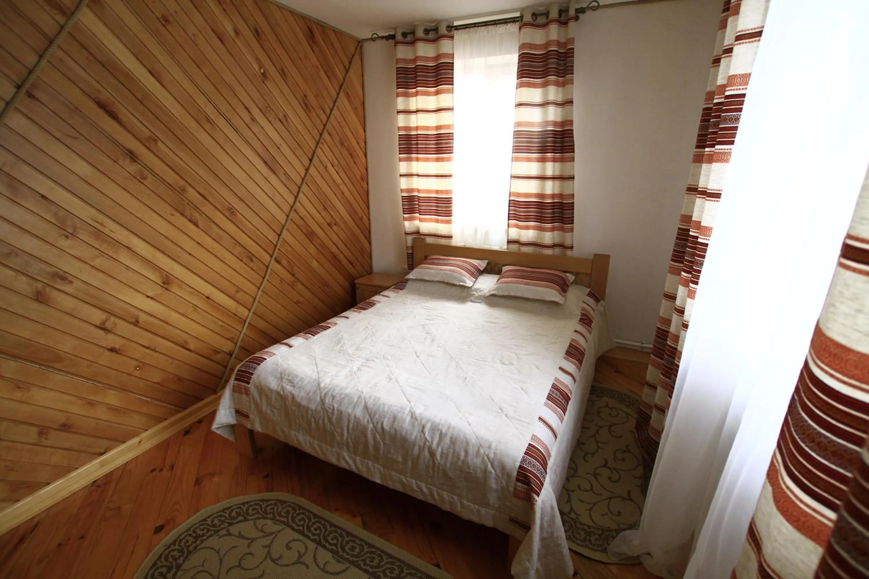 Bedroom, Bed in Glanz