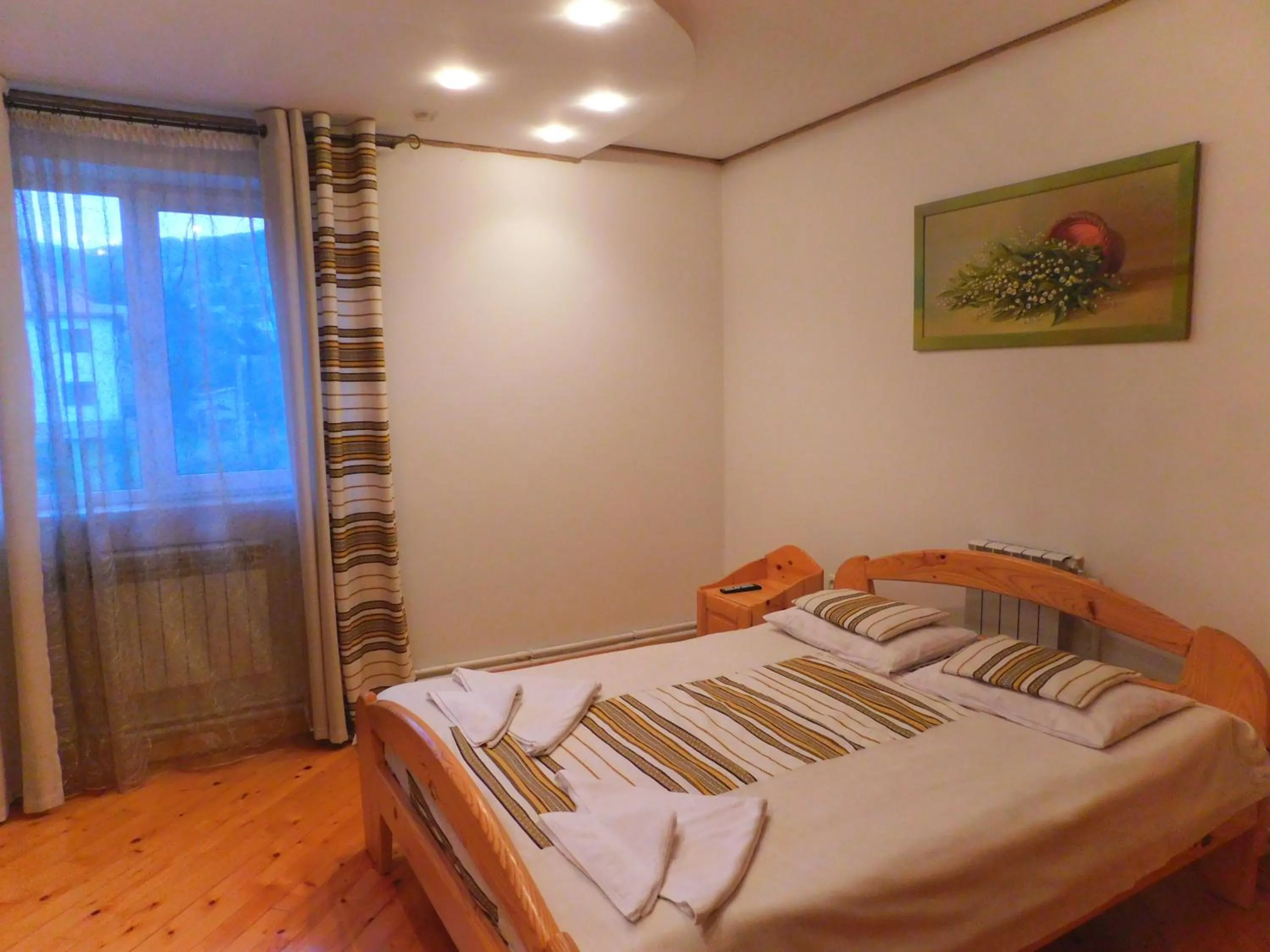 Bedroom, Bed in Glanz