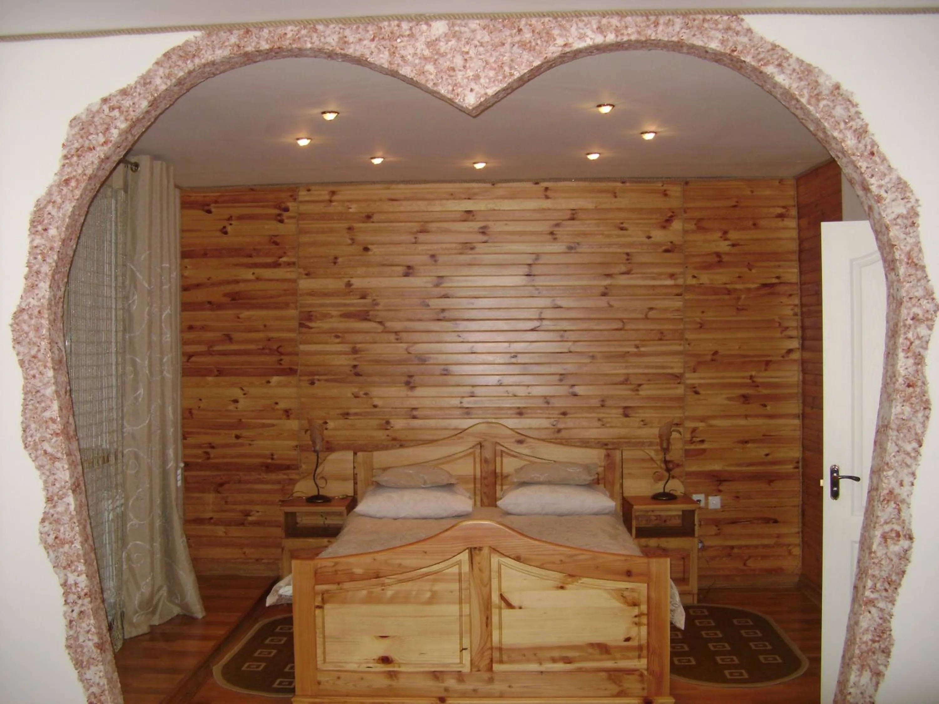 Photo of the whole room, Bed in Glanz