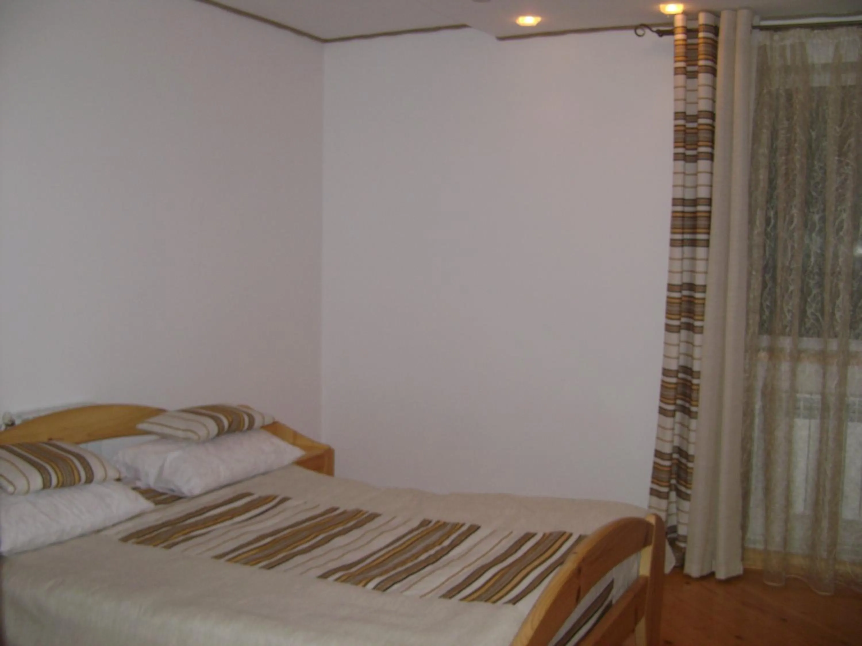 Bedroom, Bed in Glanz