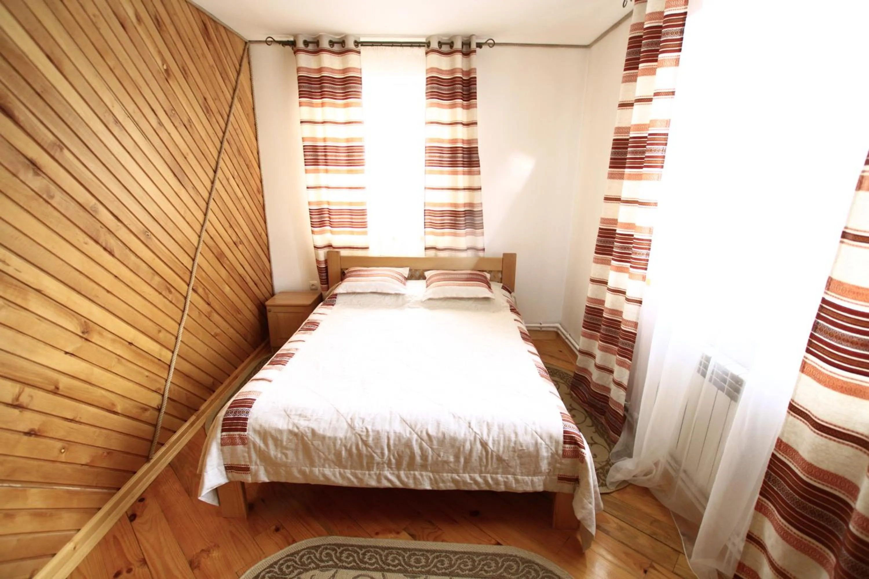 Bedroom, Bed in Glanz