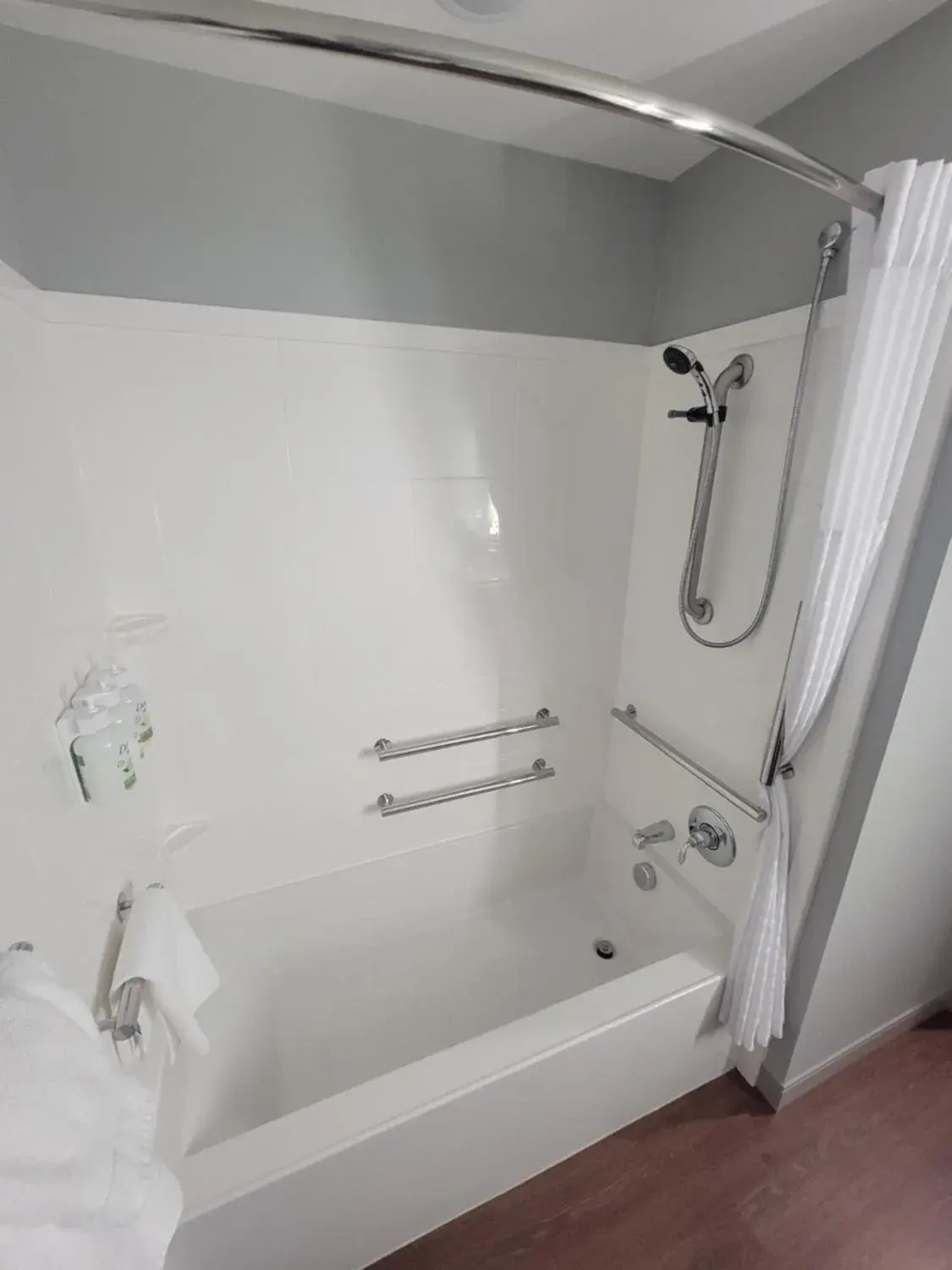 1 King Bed, Mobility Accessible Room, Bathtub w/ Grab Bars, Non-Smoking in AmericInn by Wyndham International Falls 1 King Bed, Mobility Accessible Room, Bathtub w/ Grab Bars, Non-Smoking in AmericInn by Wyndham International Falls