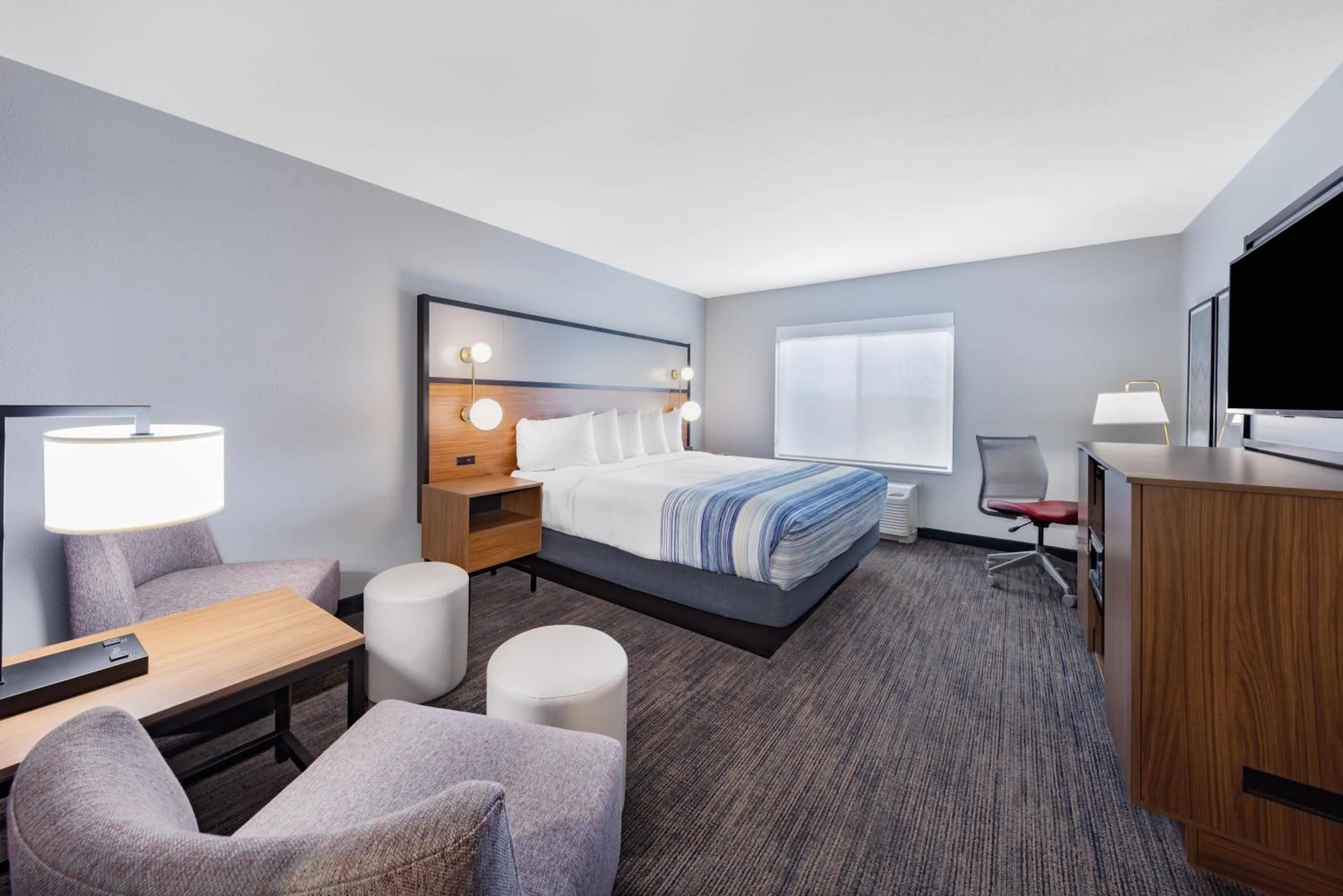 Seating area, Bed in AmericInn by Wyndham International Falls
