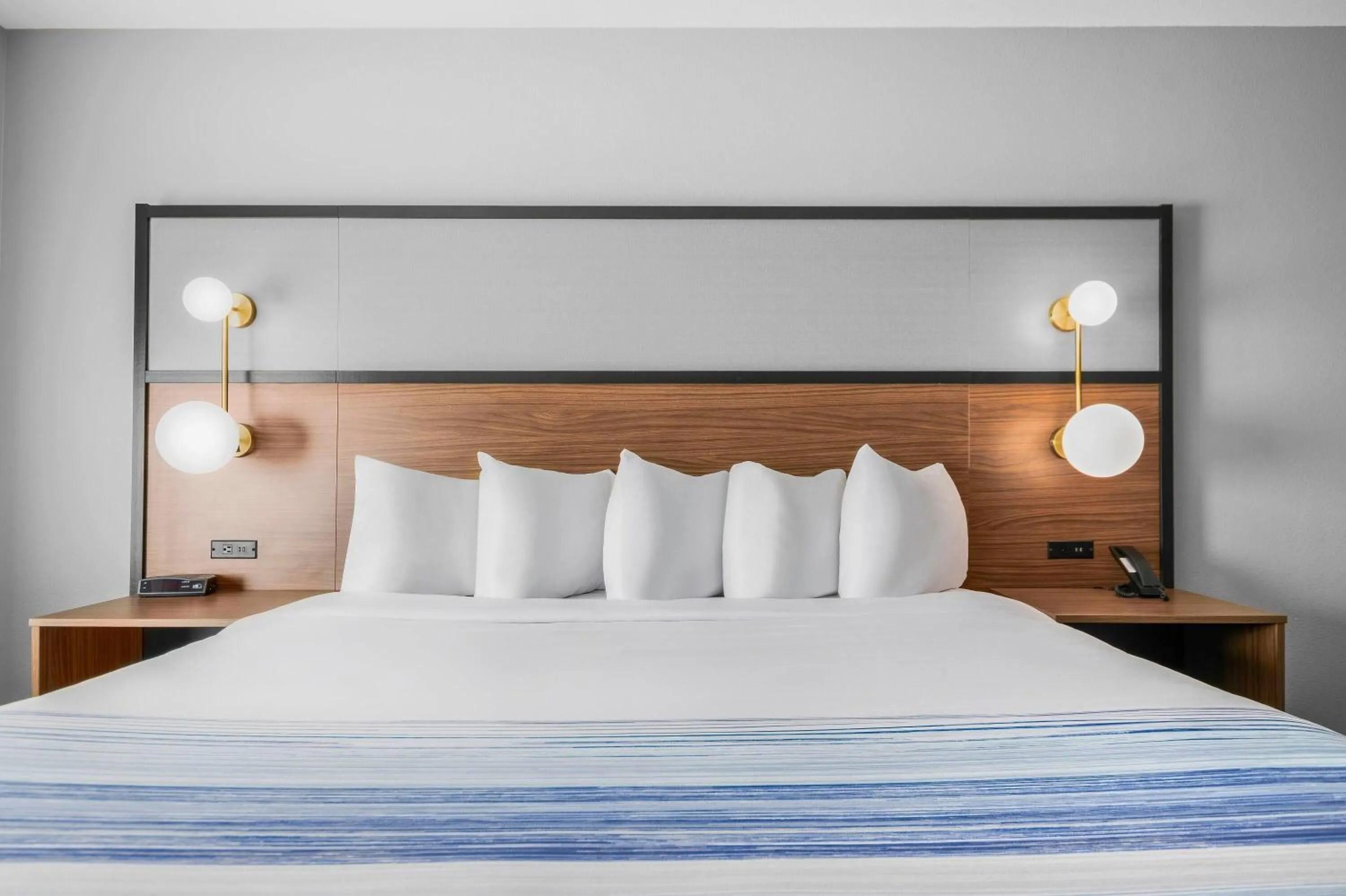 Photo of the whole room, Bed in AmericInn by Wyndham International Falls