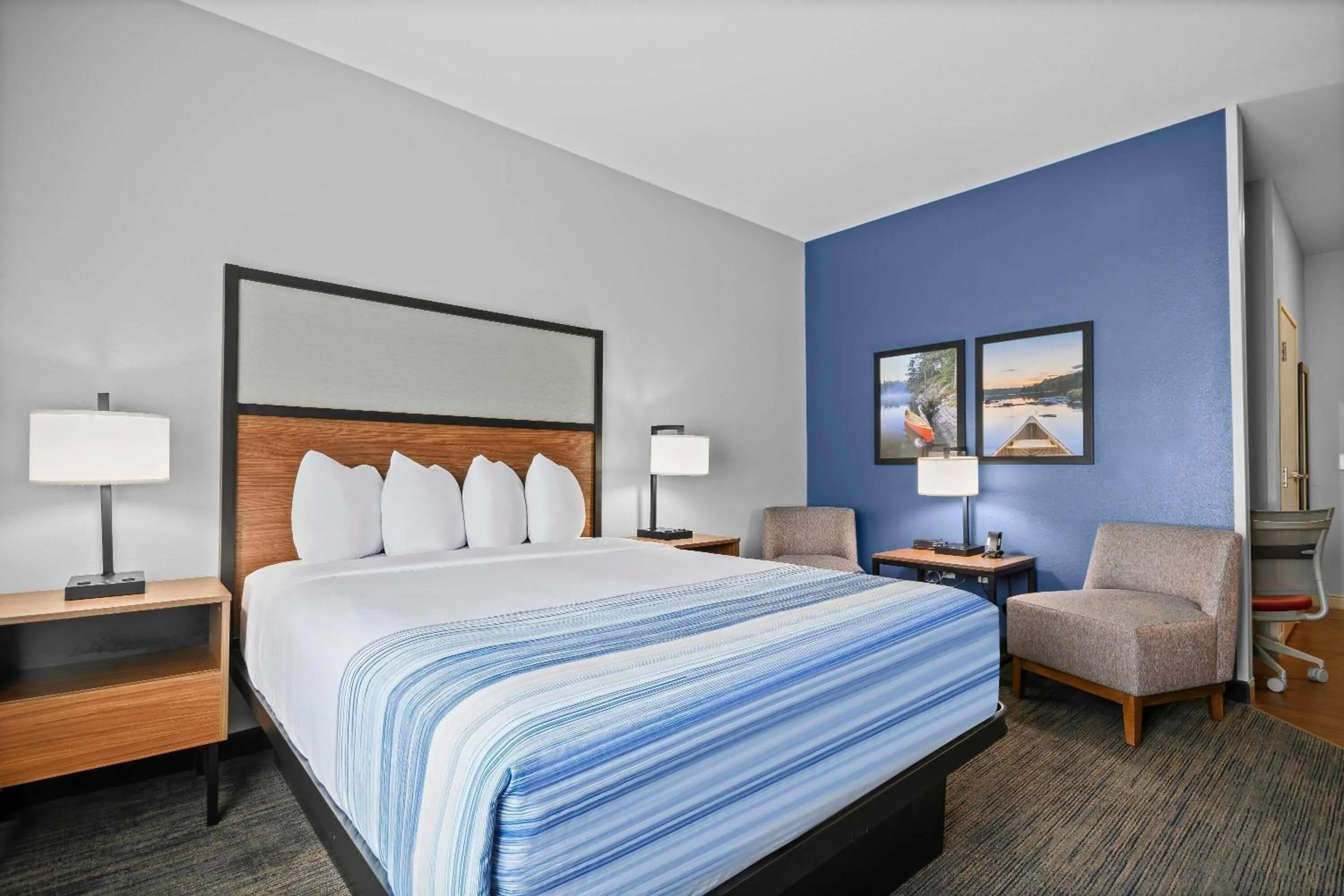 Photo of the whole room, Bed in AmericInn by Wyndham International Falls