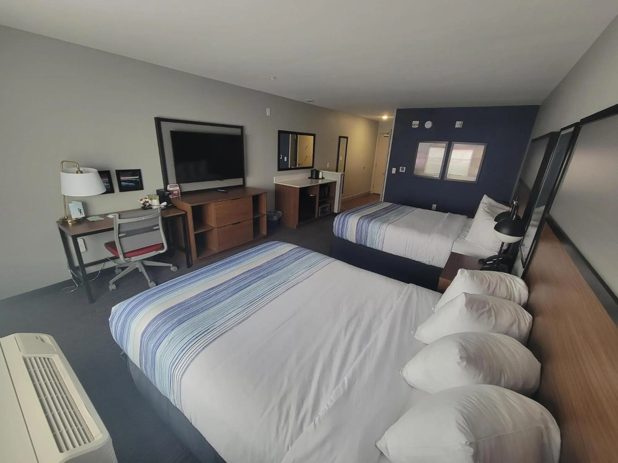 Facility for disabled guests, Bed in AmericInn by Wyndham International Falls