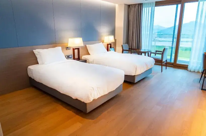 Superior Twin Room in Ramada Plaza by Wyndham Jaeun Superior Twin Room in Ramada Plaza by Wyndham Jaeun