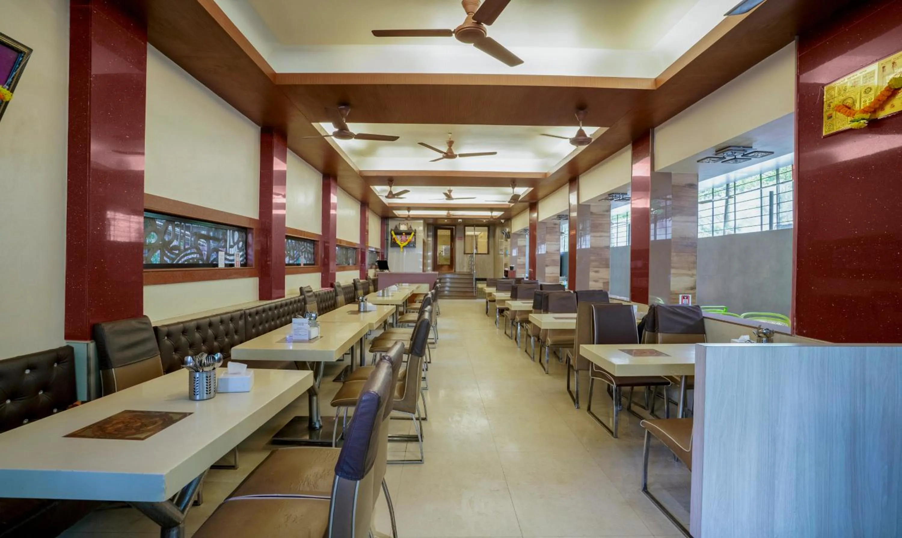 Restaurant/places to eat in Treebo Atithi Inn Malad