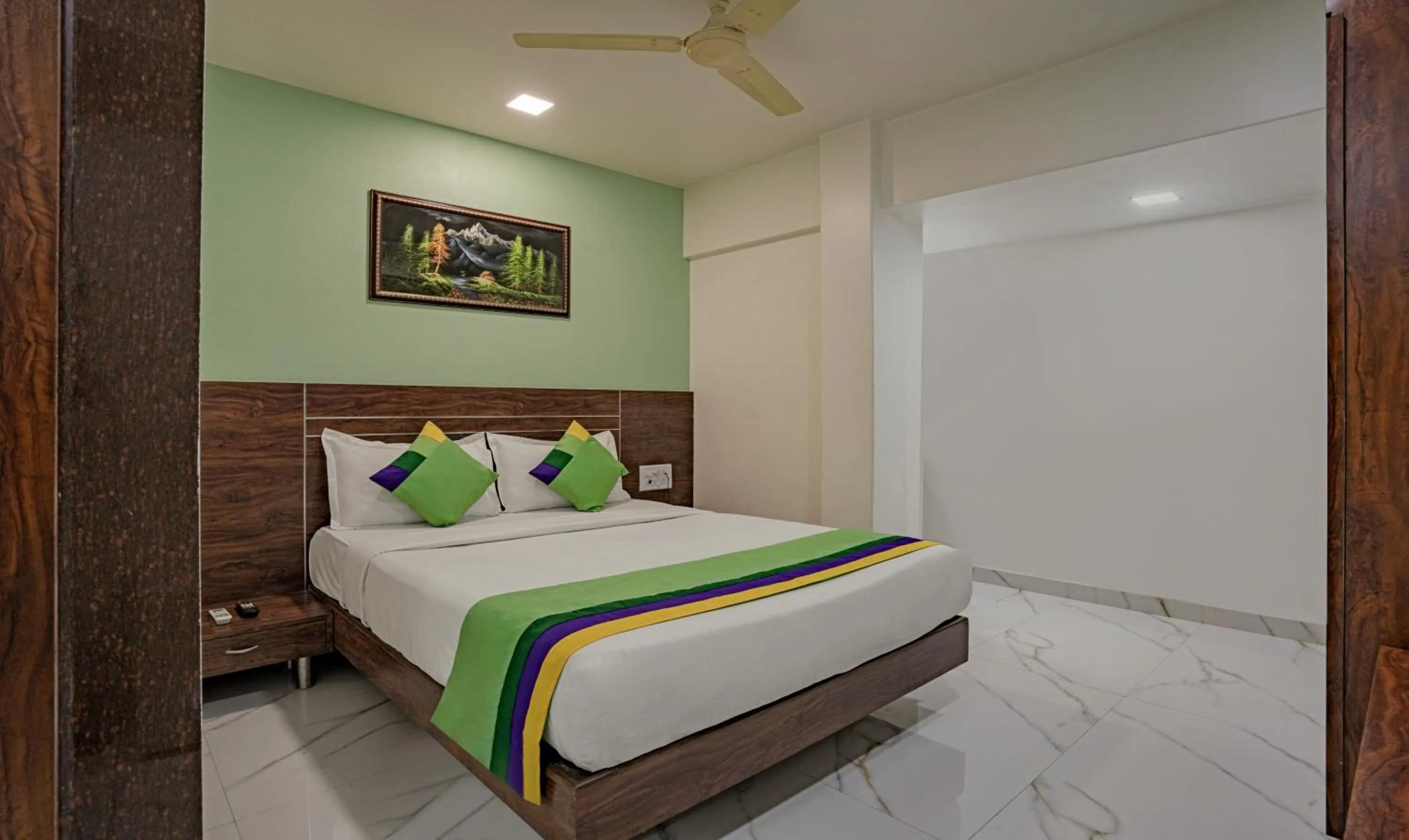 Bed in Treebo Atithi Inn Malad