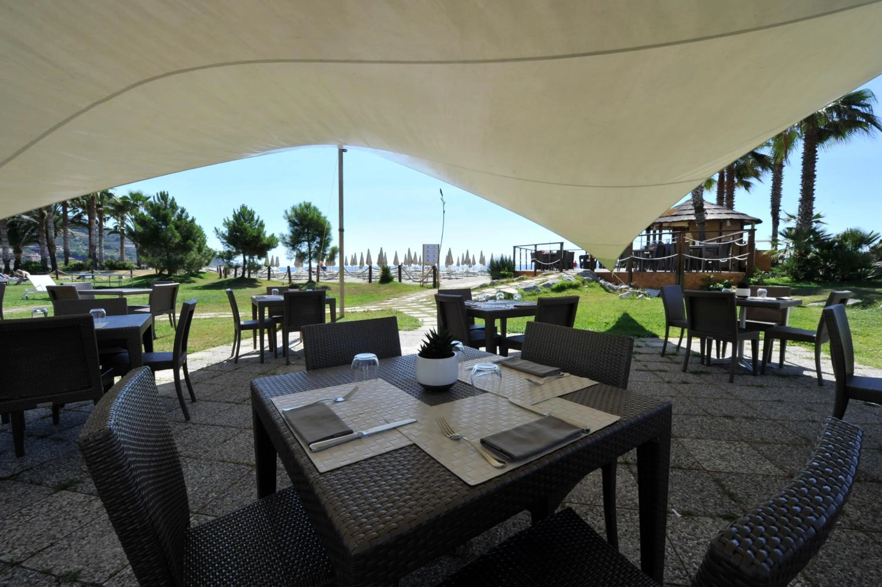 Restaurant/places to eat in Aregai Marina Hotel & Residence