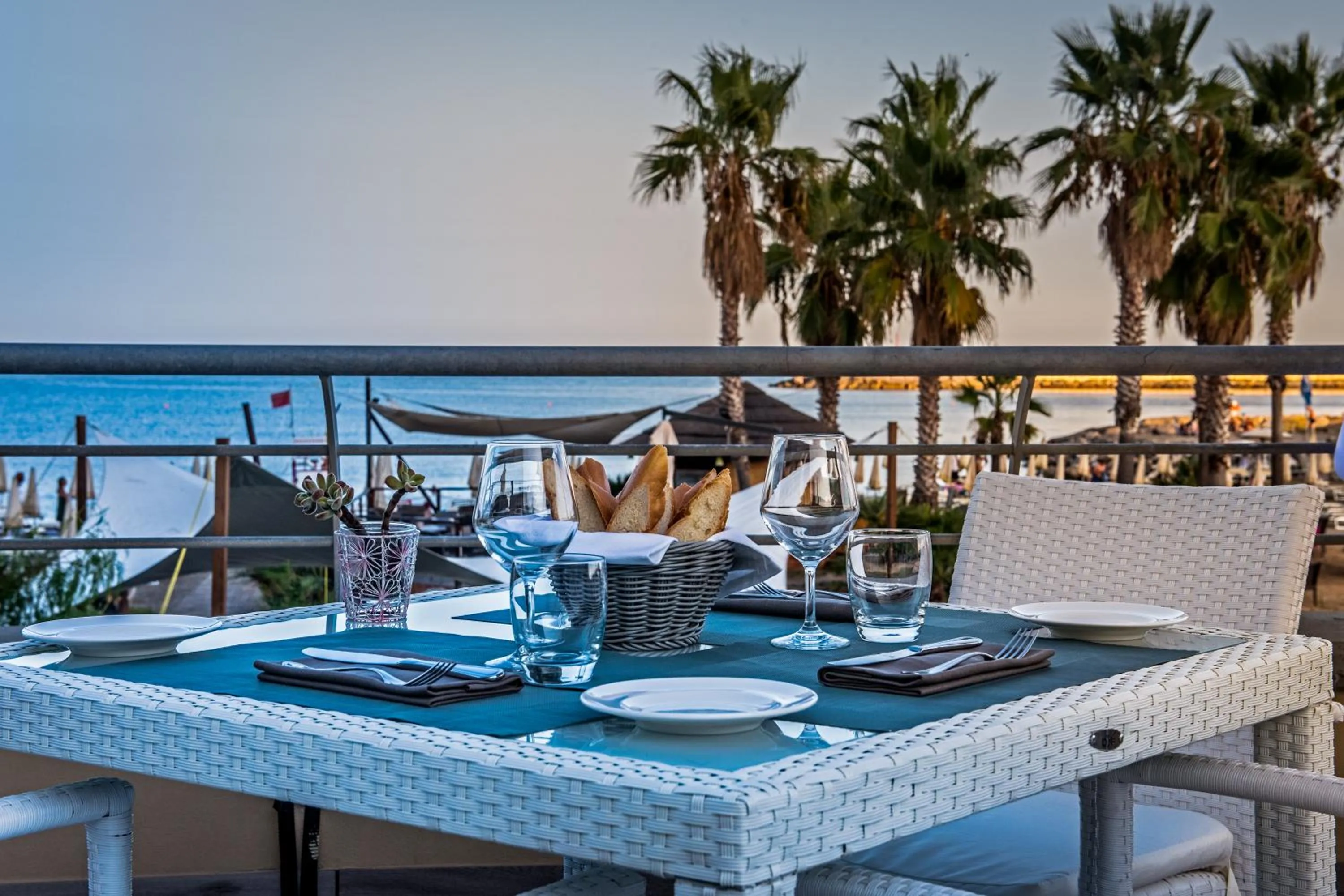 Restaurant/places to eat in Aregai Marina Hotel & Residence