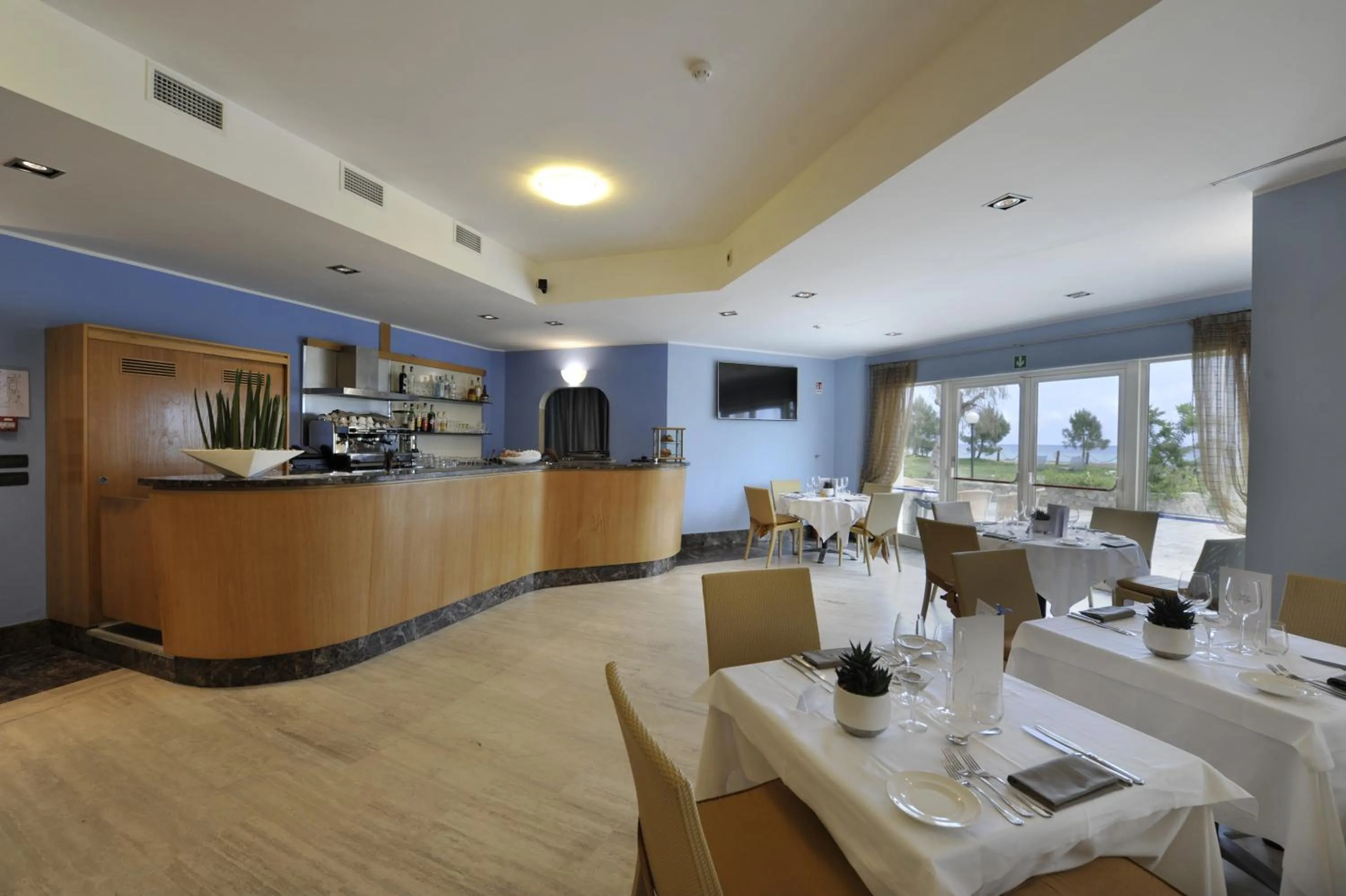 Restaurant/places to eat in Aregai Marina Hotel & Residence