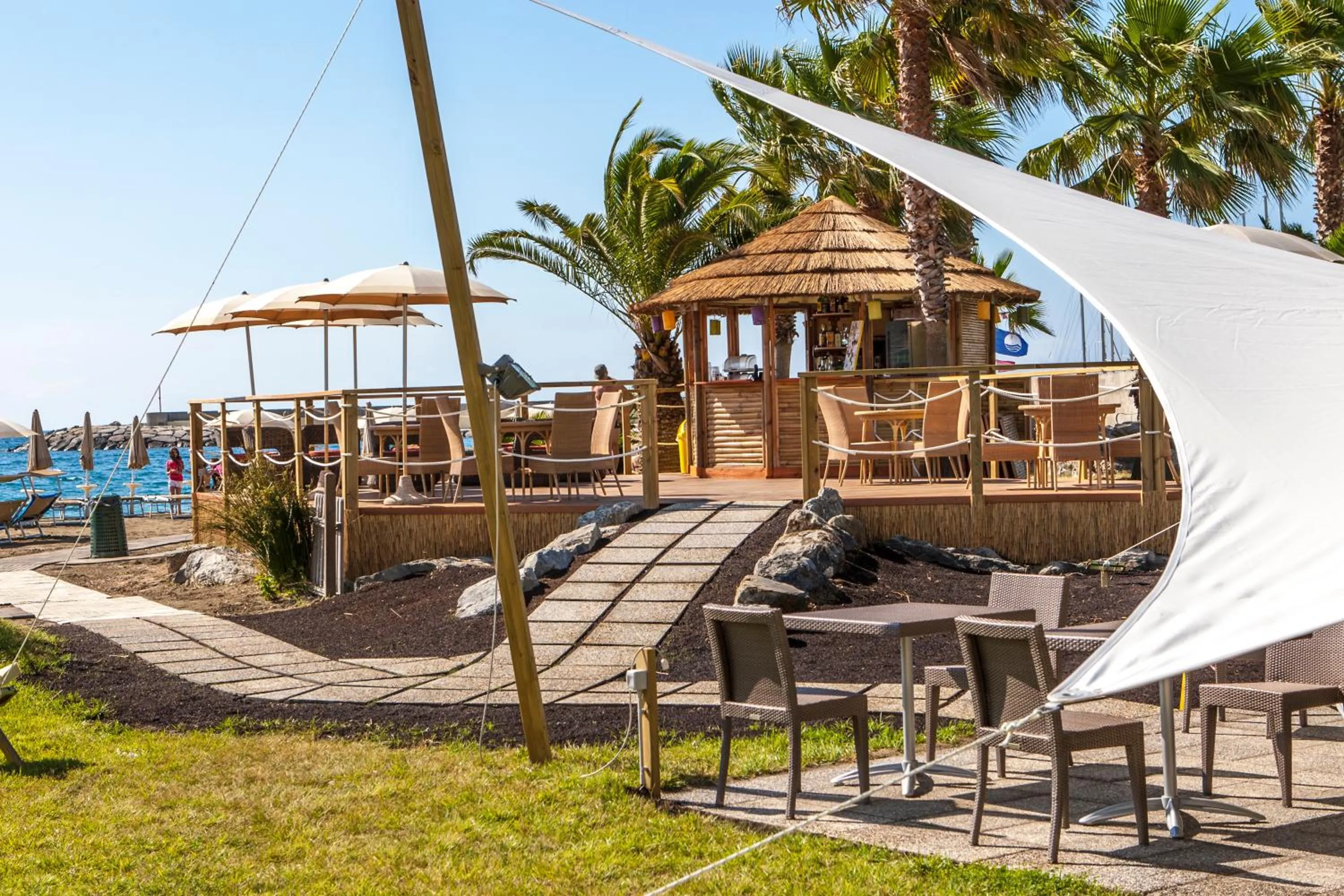 Restaurant/places to eat in Aregai Marina Hotel & Residence