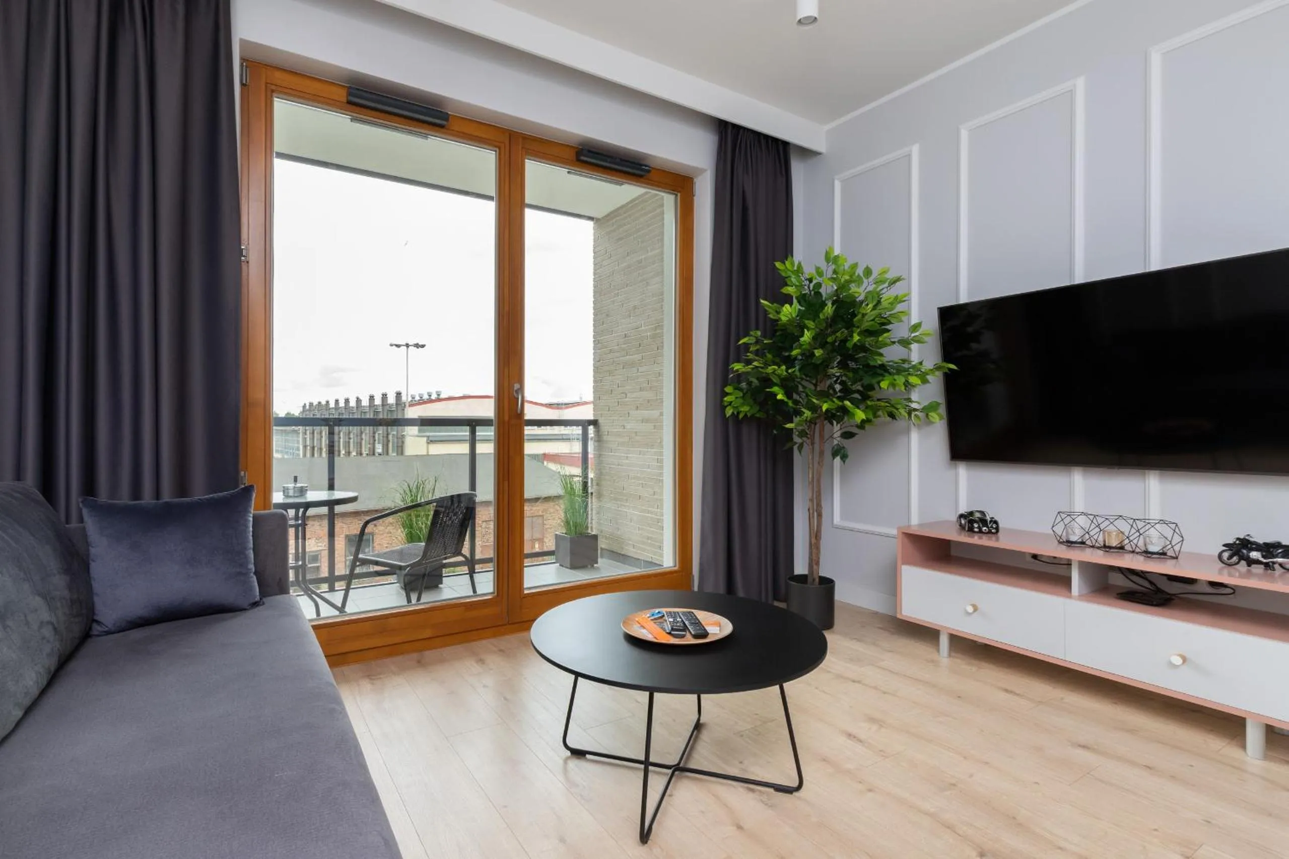 Communal lounge/ TV room in Zajezdnia Wrzeszcz Gdańsk by Renters Prestige