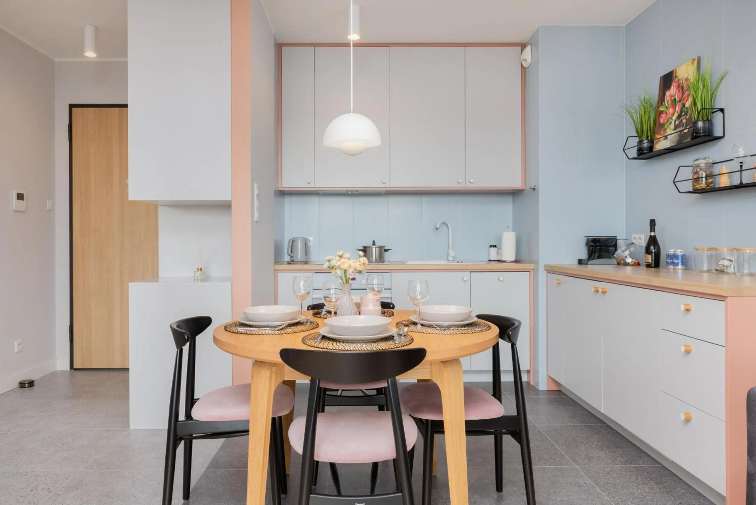 Communal lounge/ TV room in Zajezdnia Wrzeszcz Gdańsk by Renters Prestige