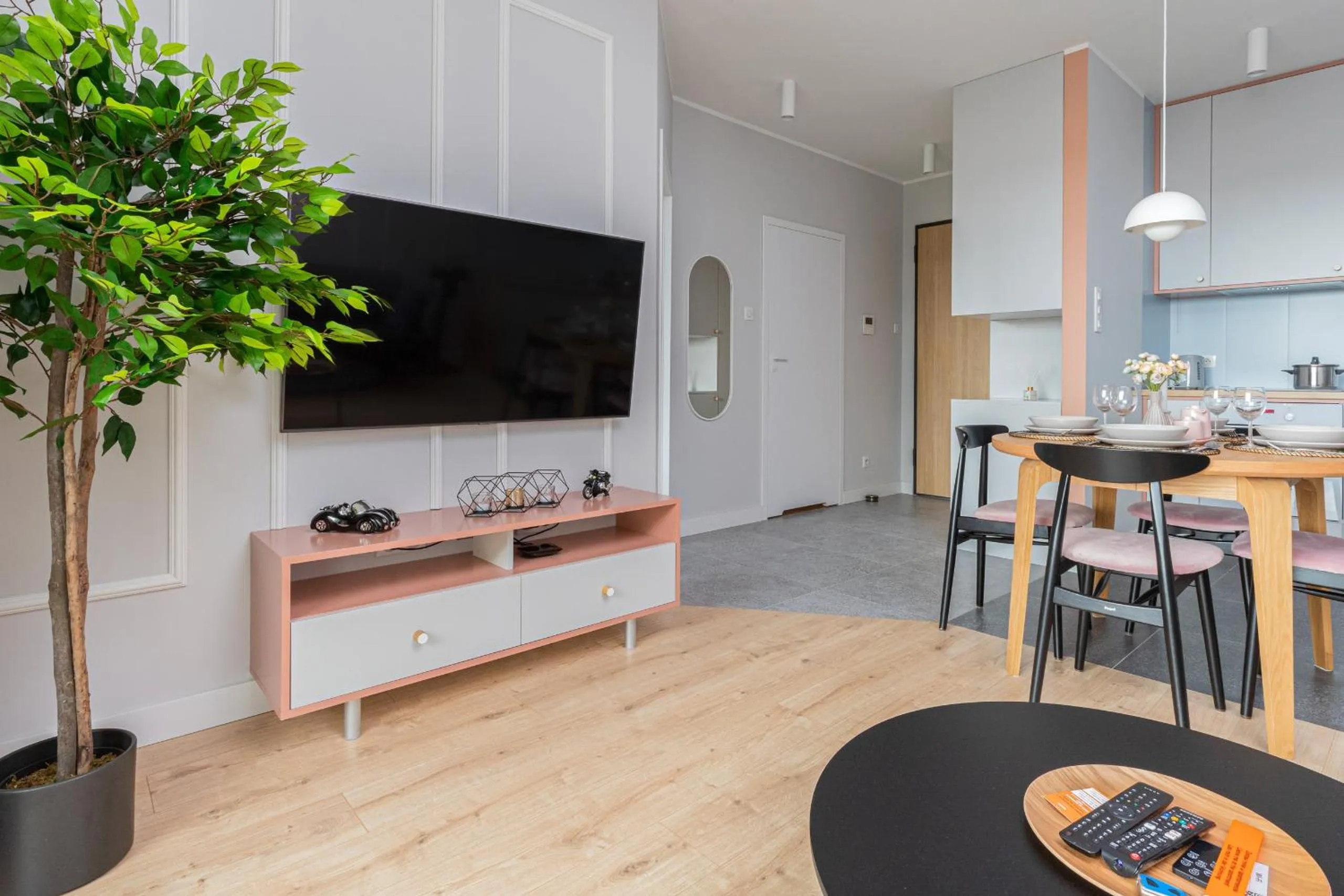 Communal lounge/ TV room in Zajezdnia Wrzeszcz Gdańsk by Renters Prestige