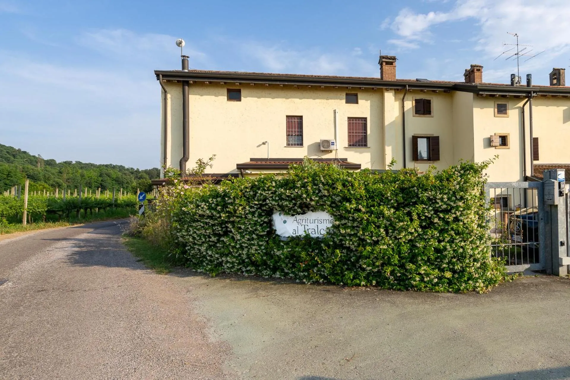 Facade/entrance in Agriturismo Al Tralcio
