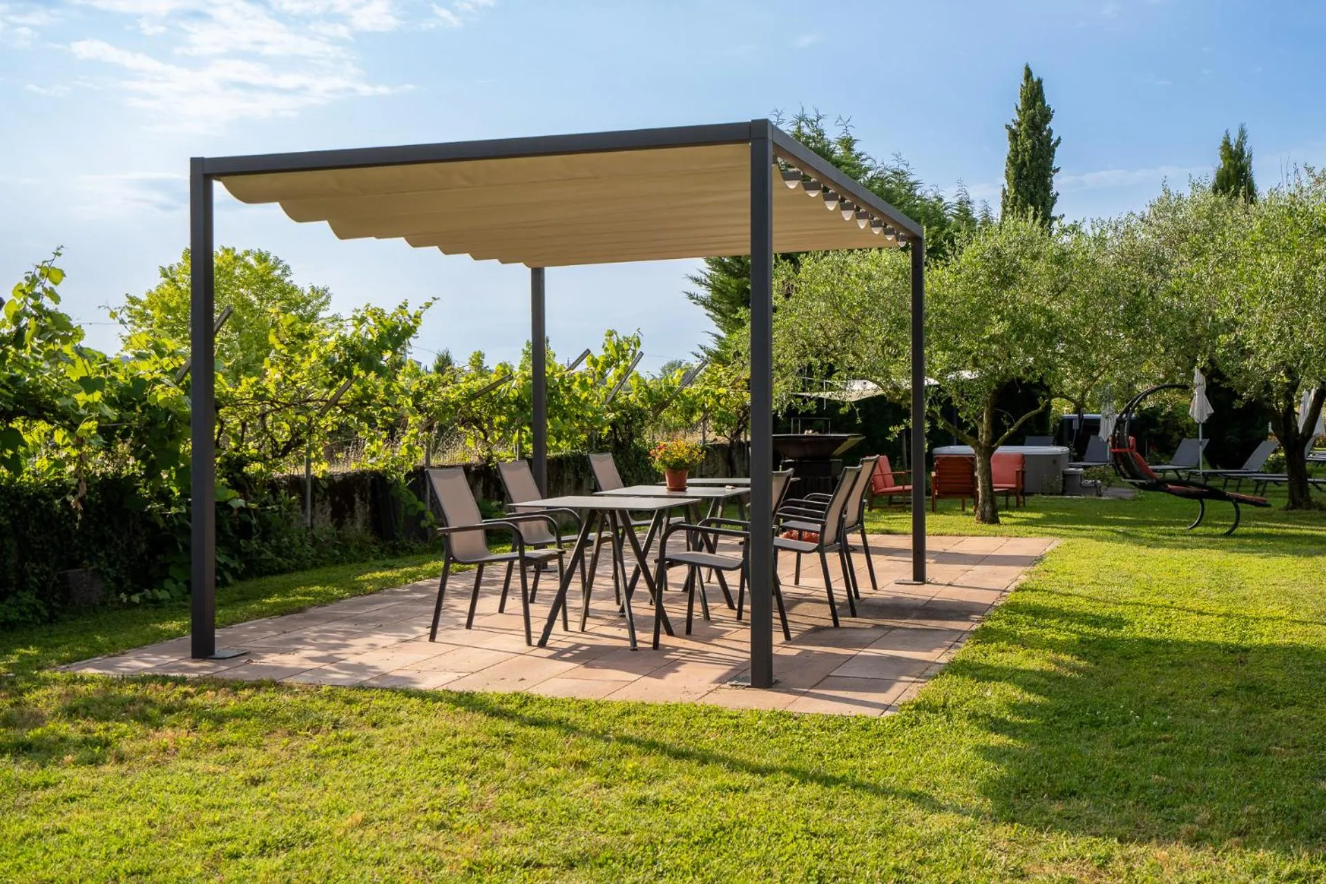 Garden view in Agriturismo Al Tralcio