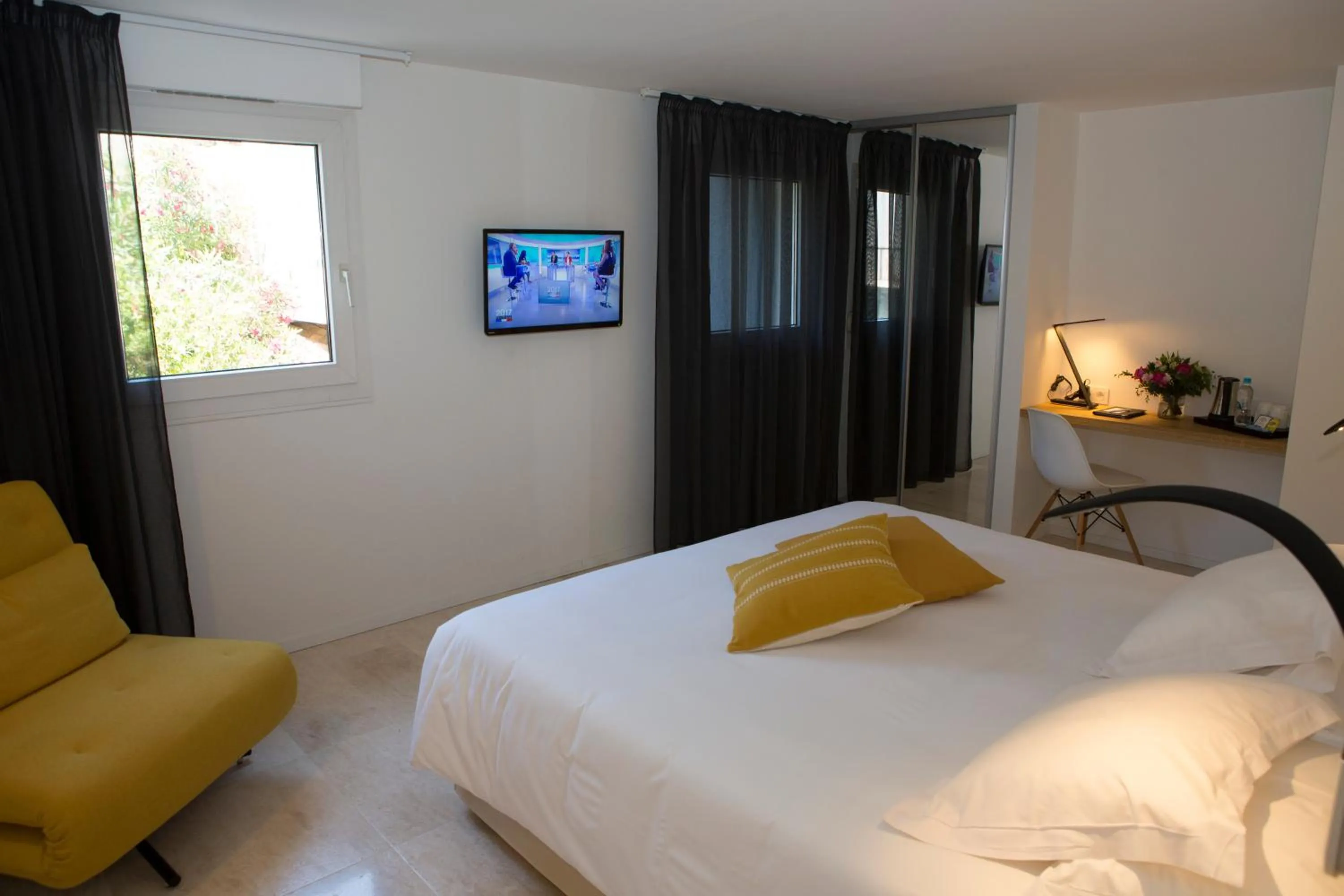 Photo of the whole room, Bed in Hotel Alcyon