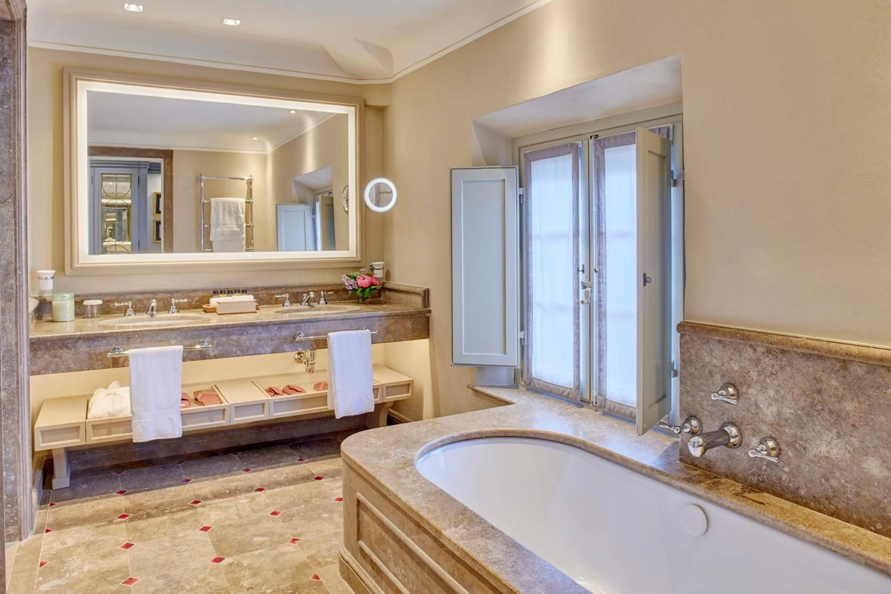 Bed in Borgo San Felice Resort