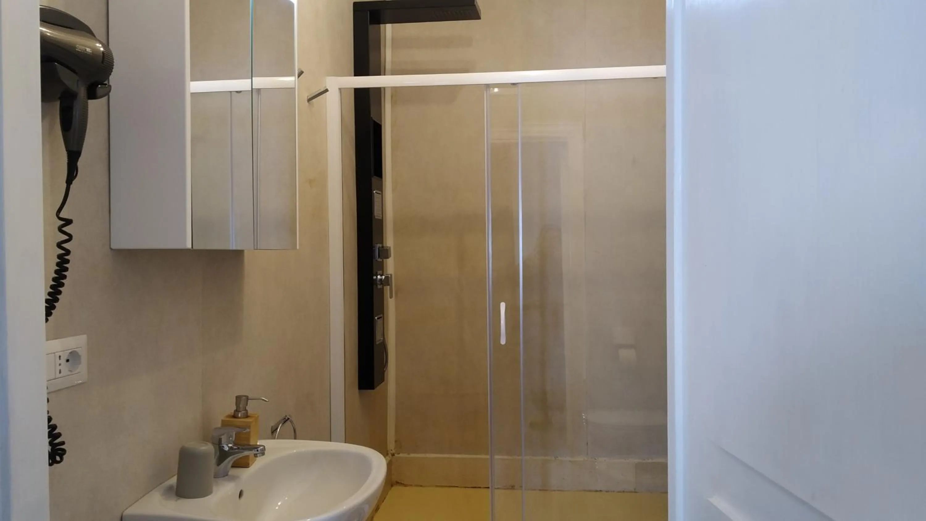 Shower in Cconforthotels R&B Gary House