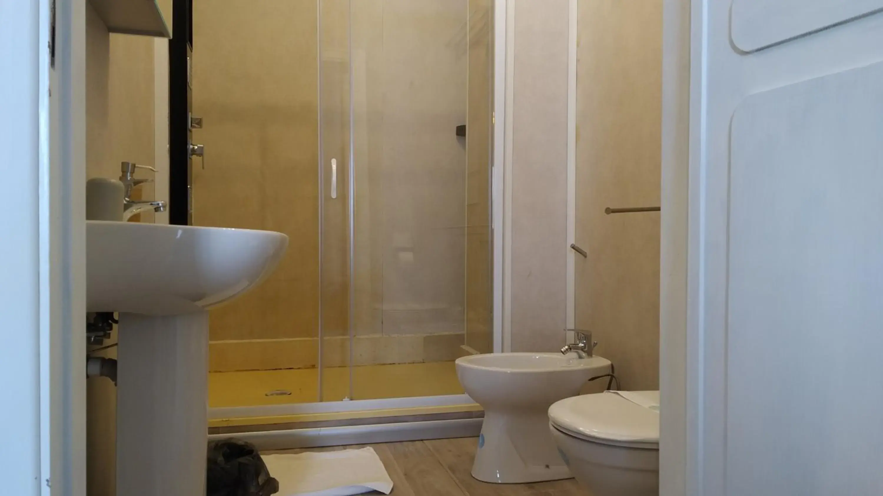 Shower in Cconforthotels R&B Gary House Shower in Cconforthotels R&B Gary House