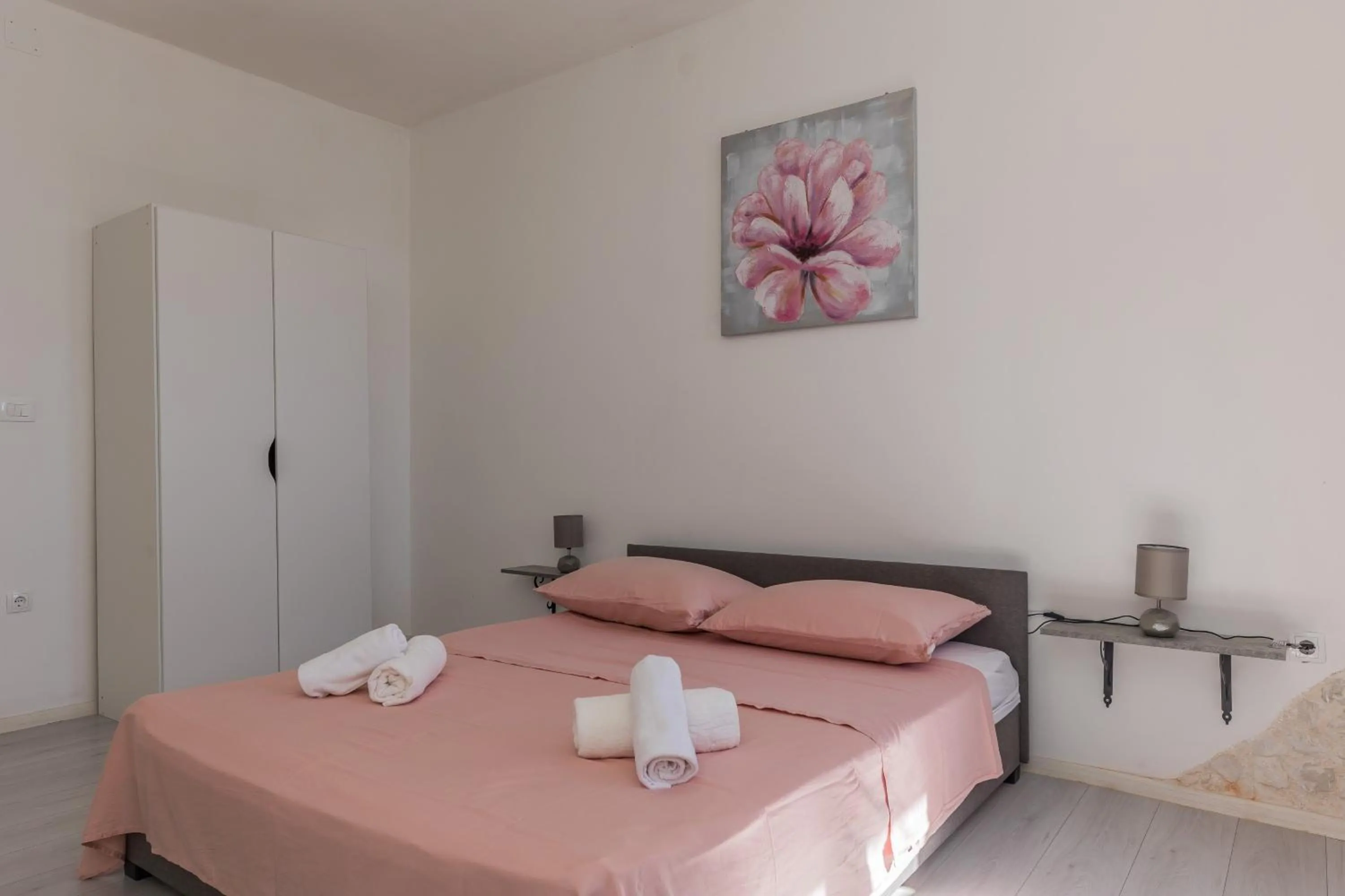 Bed in A1 - spacious apt on the seafront with terrace