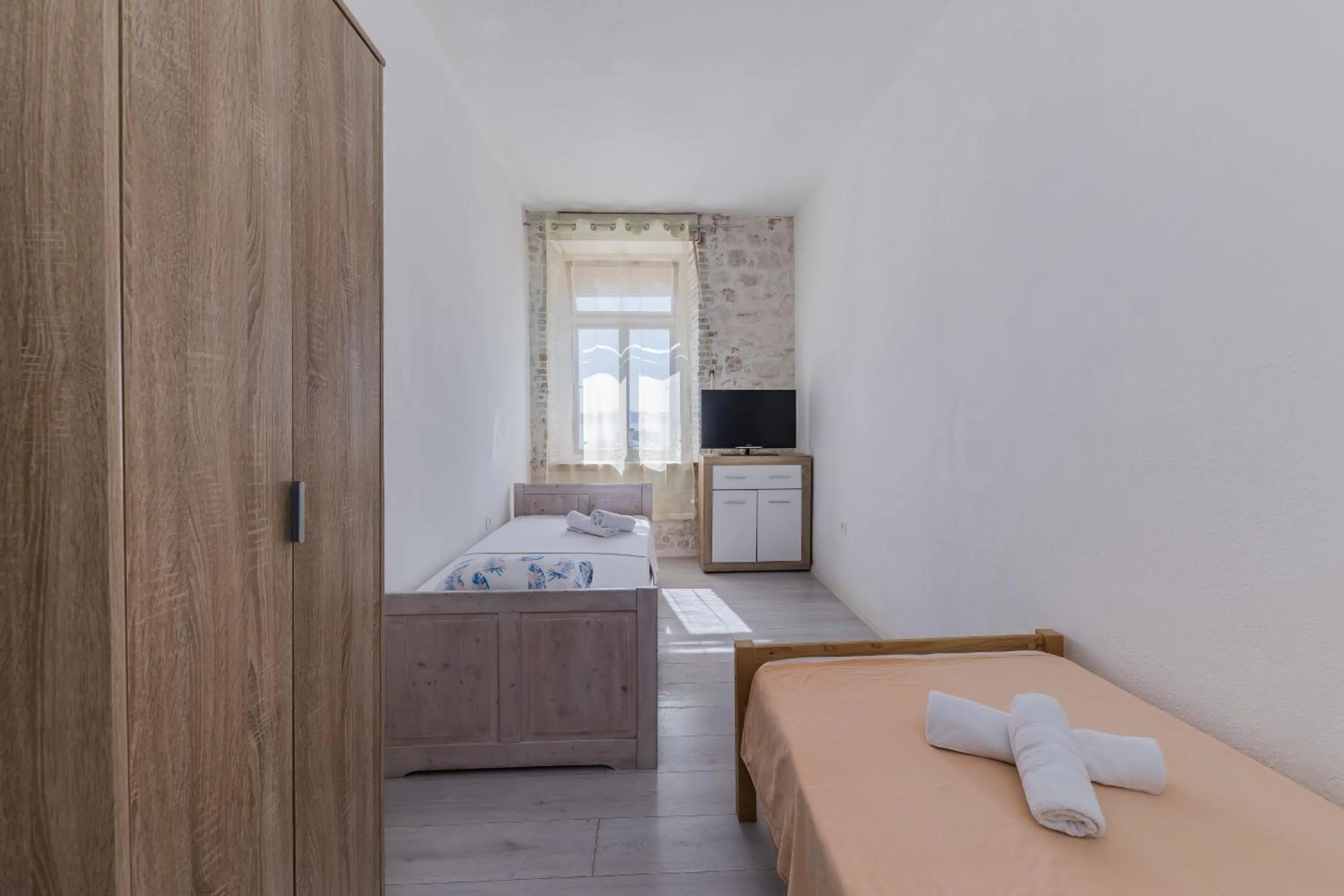 Bed in A1 - spacious apt on the seafront with terrace