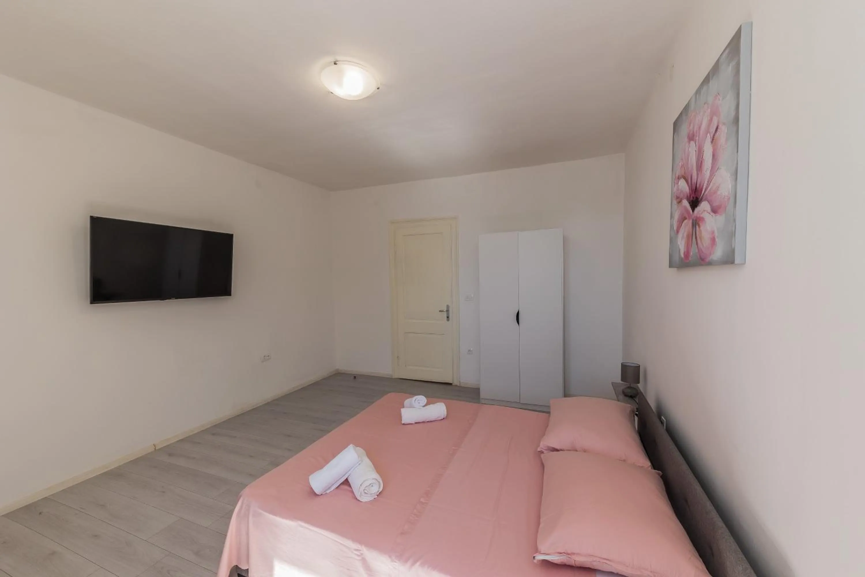 Bed in A1 - spacious apt on the seafront with terrace