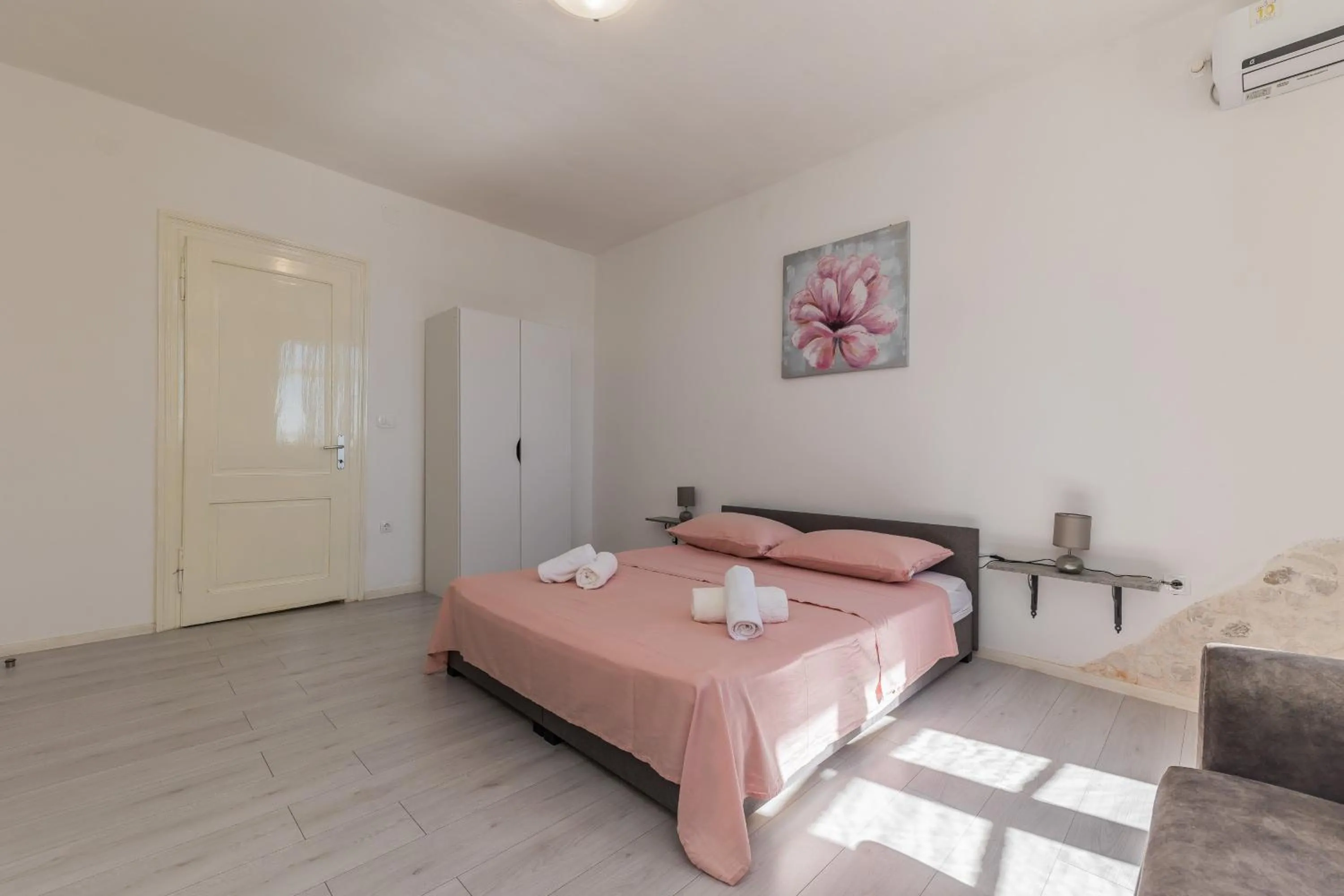 Bed in A1 - spacious apt on the seafront with terrace