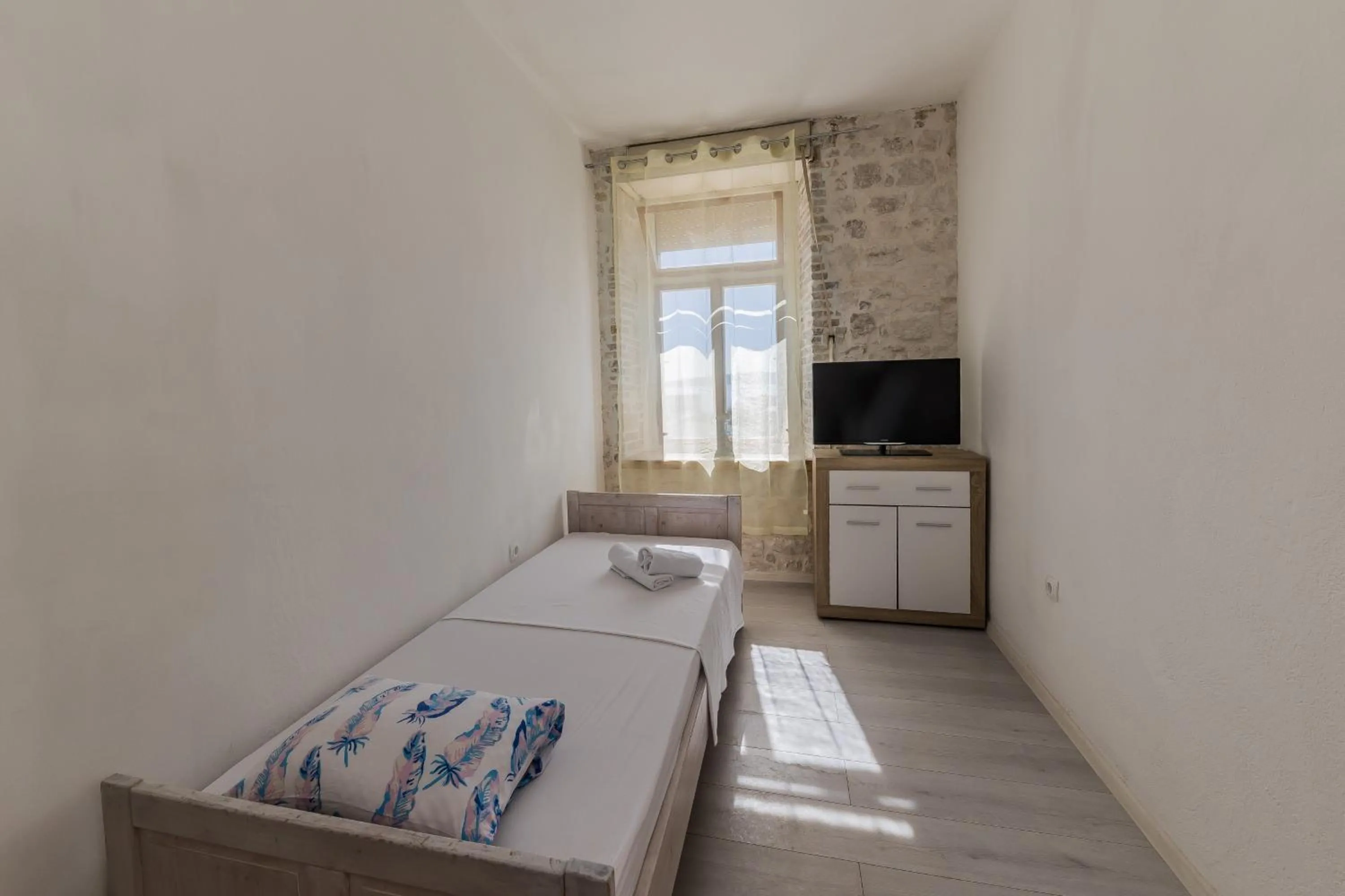 Bed in A1 - spacious apt on the seafront with terrace