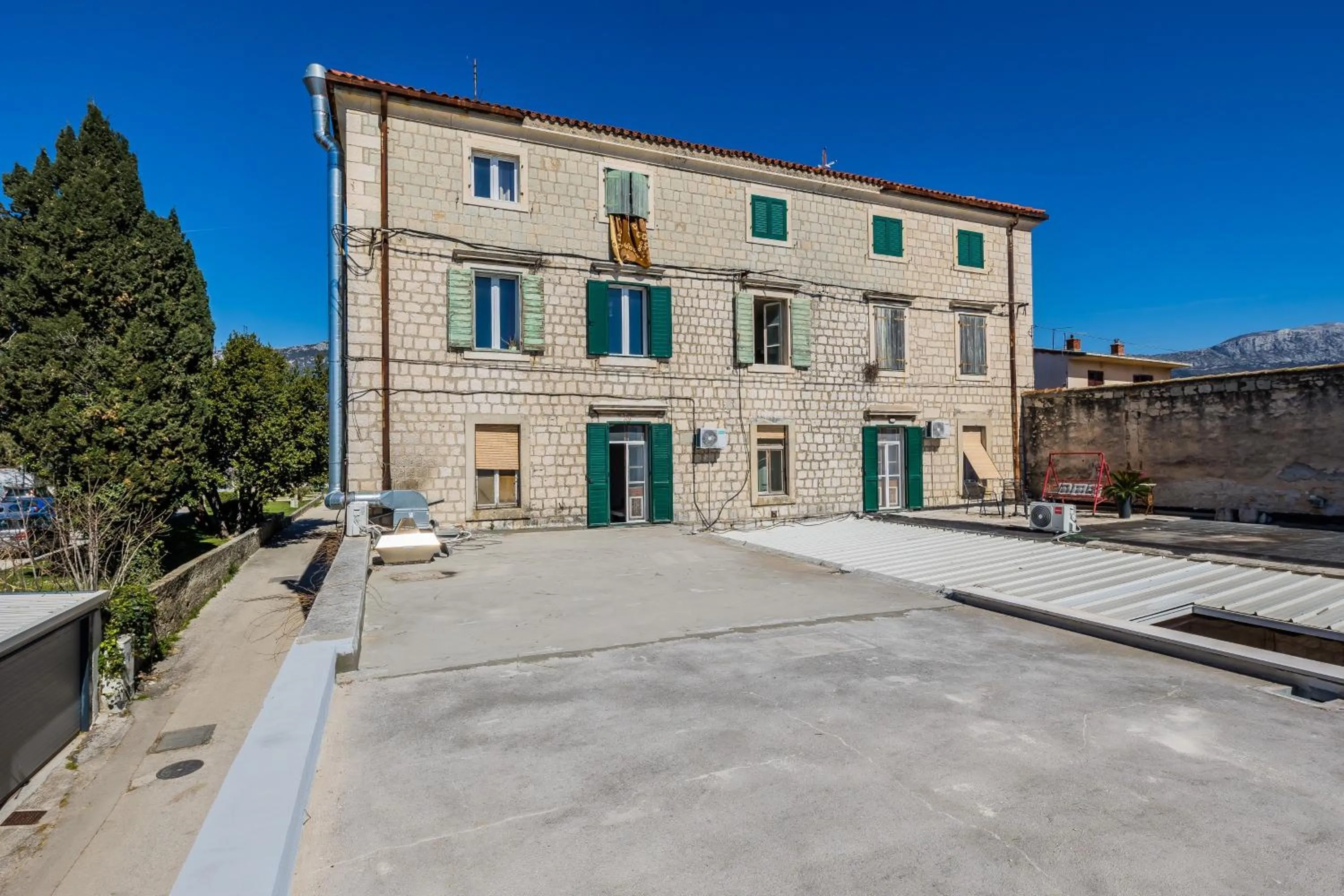 A1 - spacious apt on the seafront with terrace