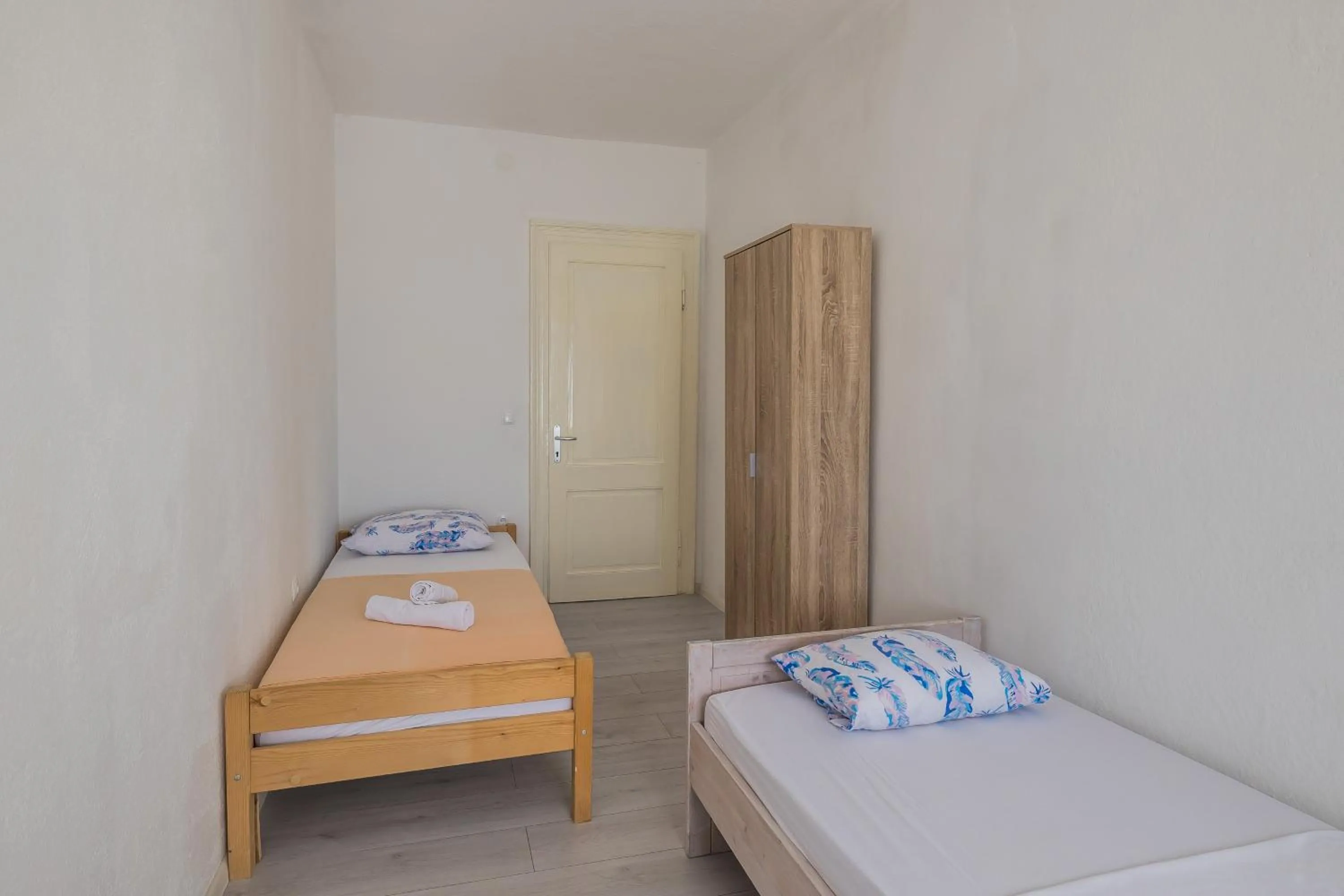 Bed in A1 - spacious apt on the seafront with terrace