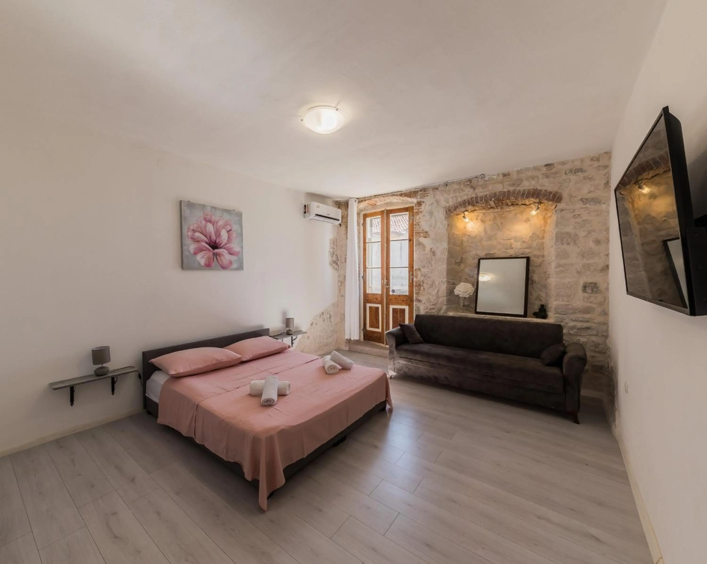 Bed in A1 - spacious apt on the seafront with terrace