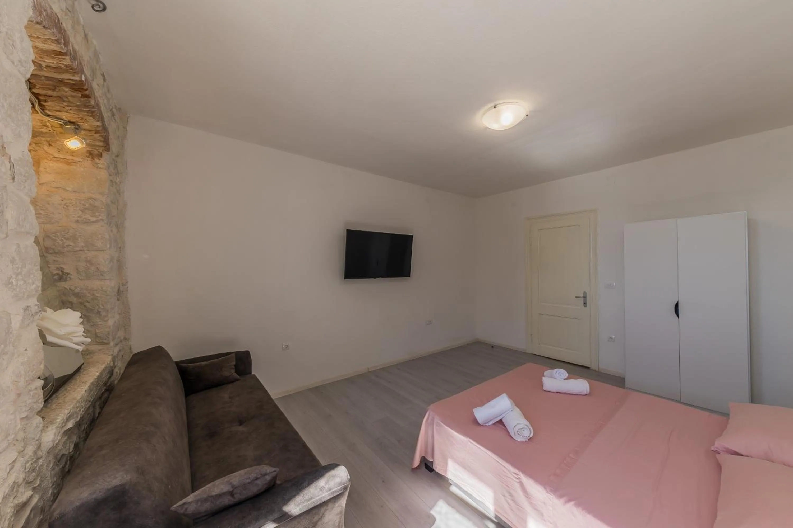 Bed in A1 - spacious apt on the seafront with terrace