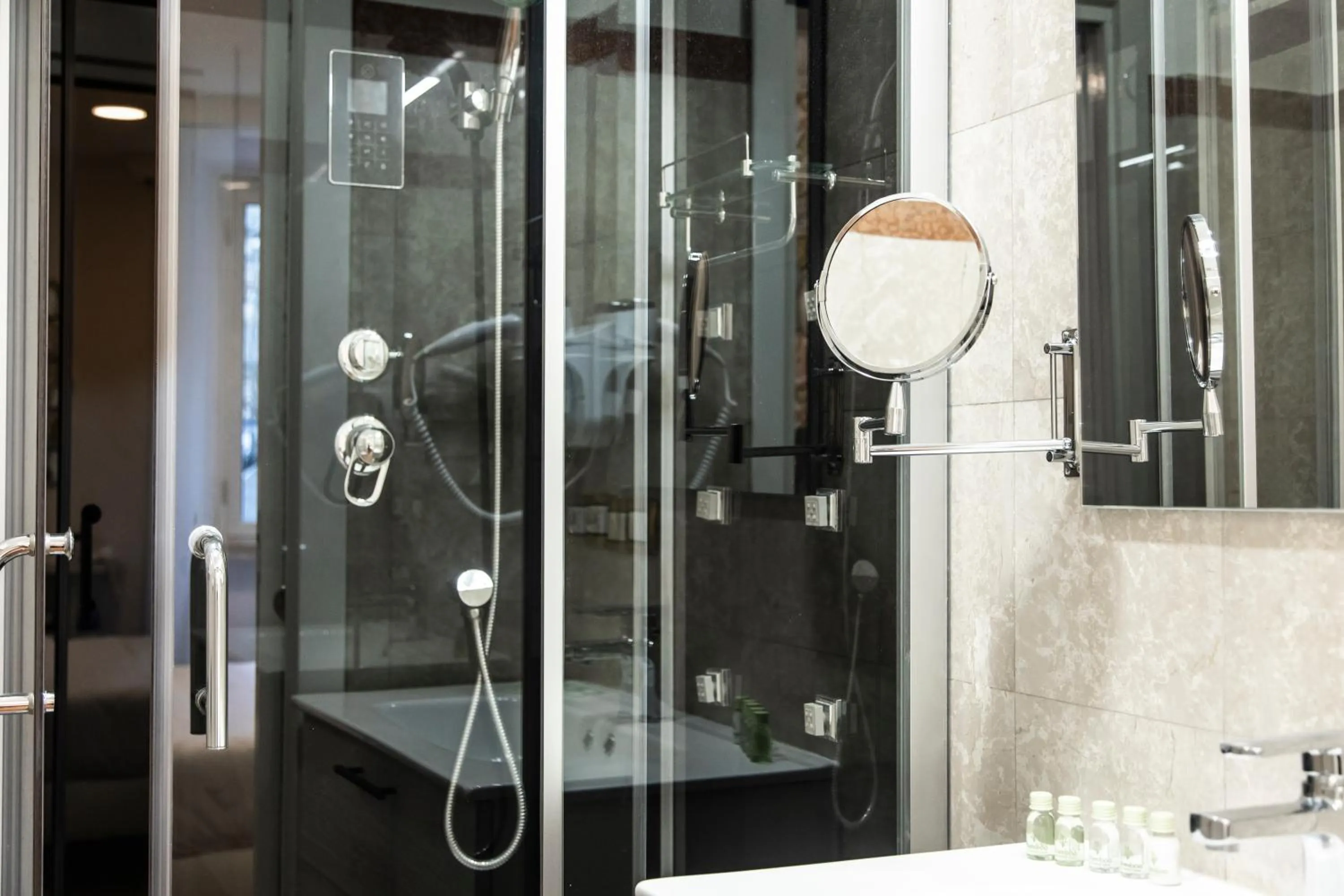 Shower in Hotel Cinquantatre