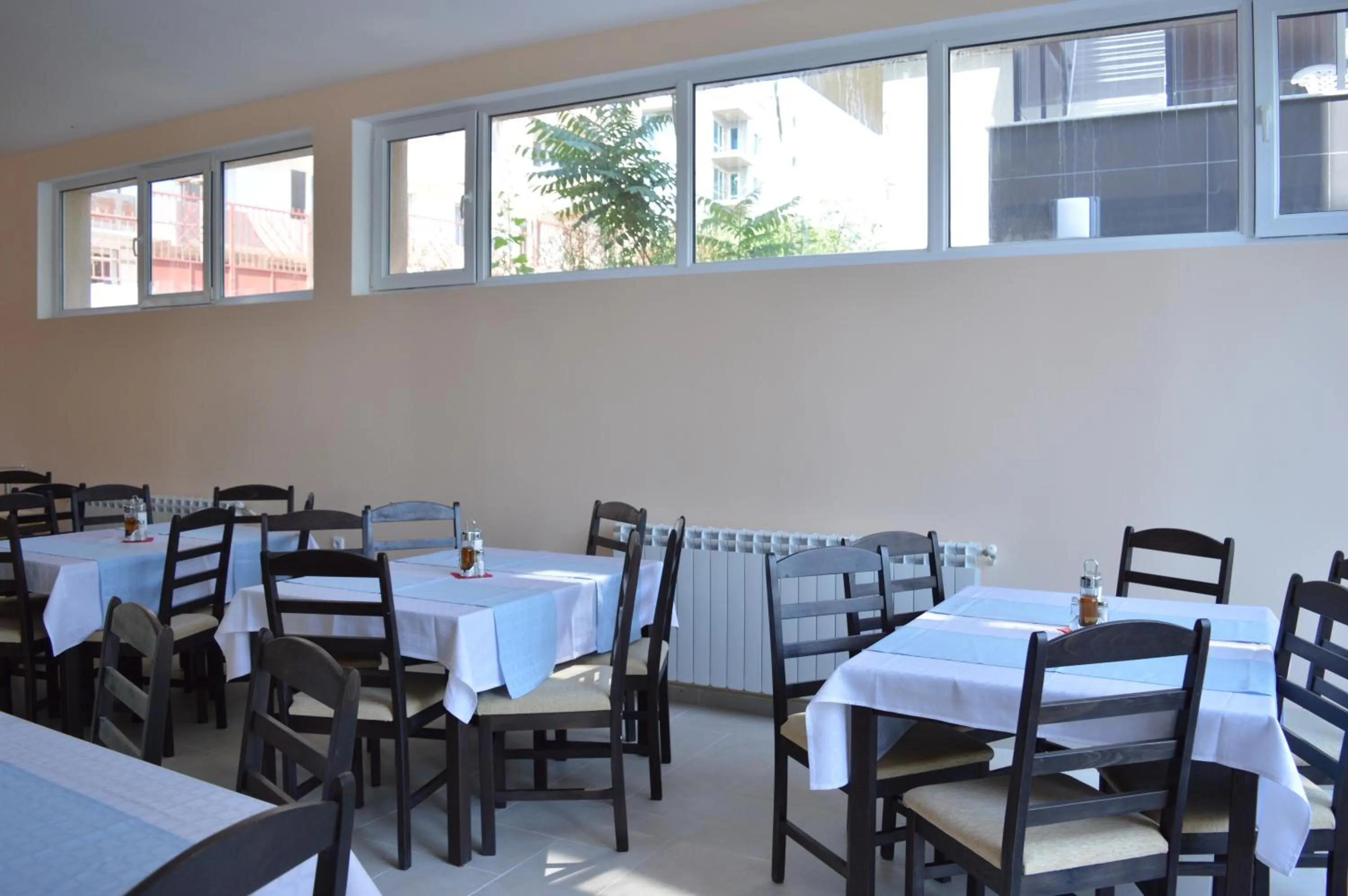 Restaurant/places to eat in Hotel Ray
