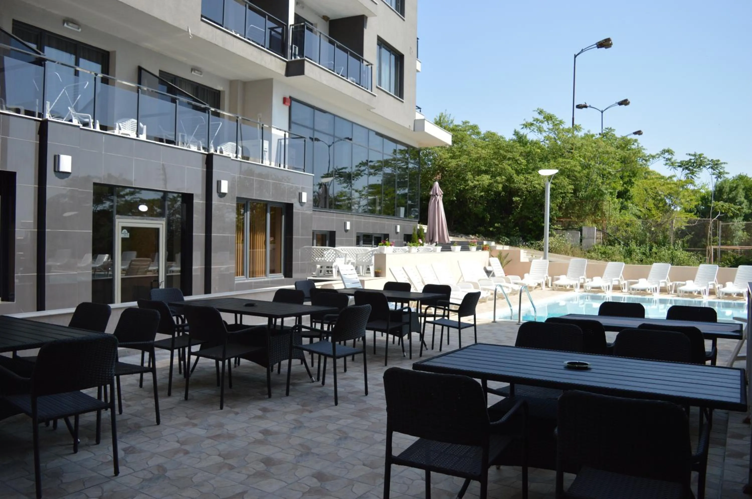 Restaurant/places to eat in Hotel Ray