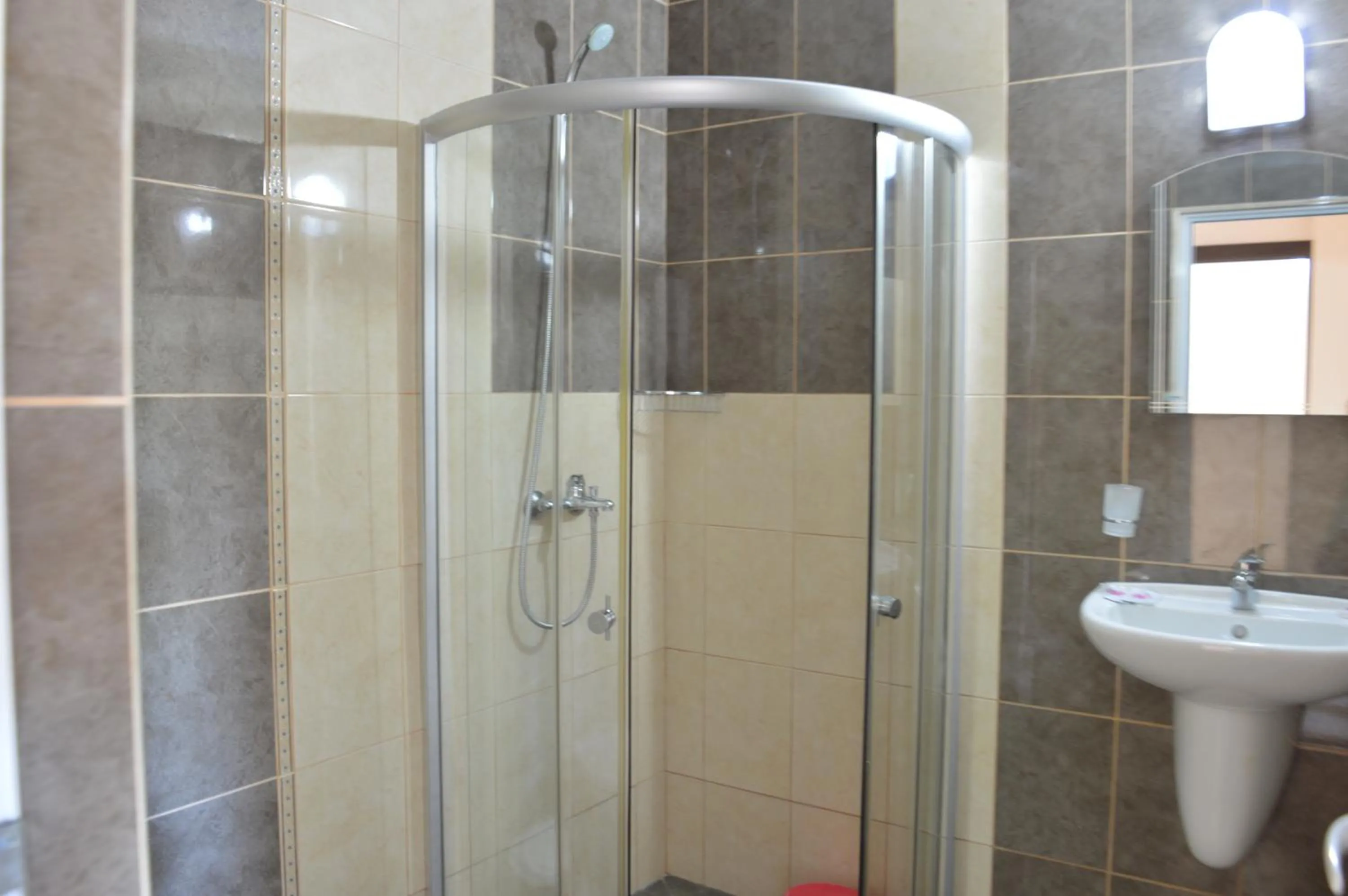 Shower in Hotel Ray